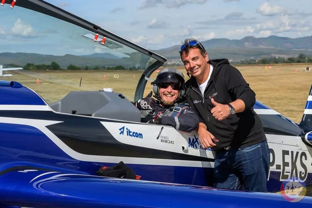Maciej Kulaszewski w kokpicie Extra 300L SP-EKS na lotnisku w Deva, obok trener Romain Fhal