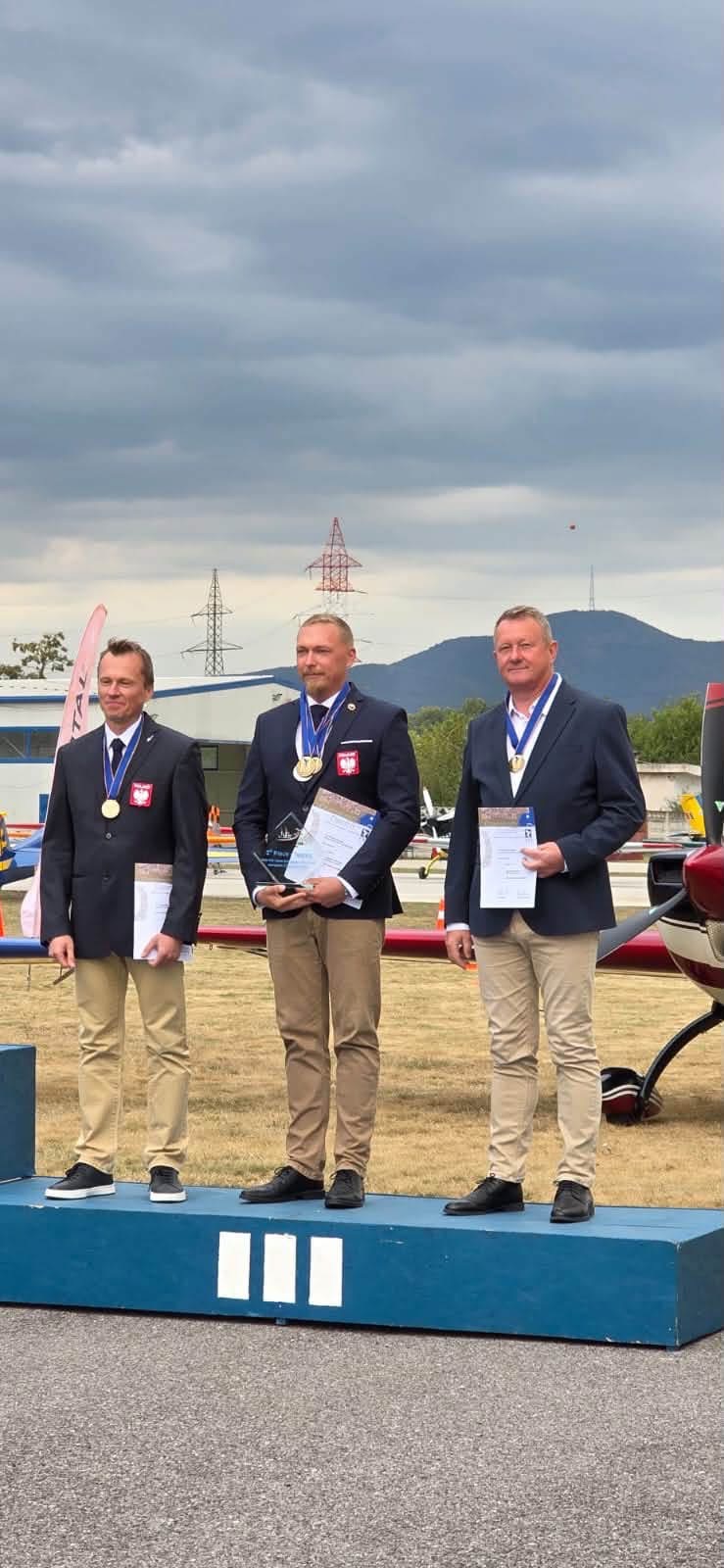 Polska drużyna Advanced na podium Mistrzostw Europy w Deva z medalami i dyplomami