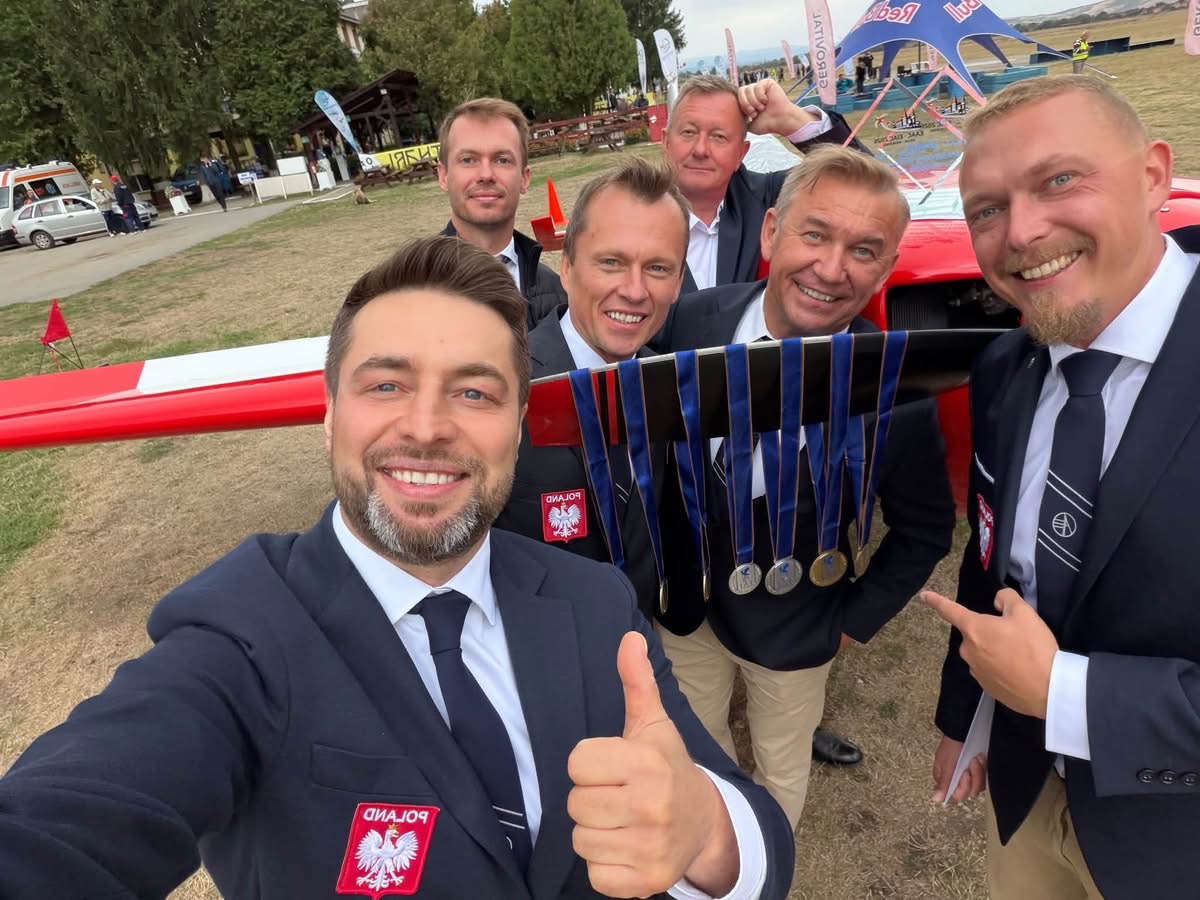 Polska reprezentacja w Deva z medalami Mistrzostw Europy zawieszonymi na śmigle samolotu