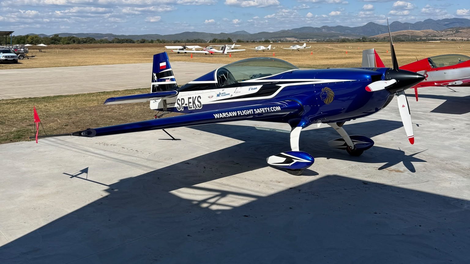 Extra 300L SP-EKS na płycie lotniska Deva/Săulești podczas 14. Mistrzostw Europy FAI w klasie Advanced