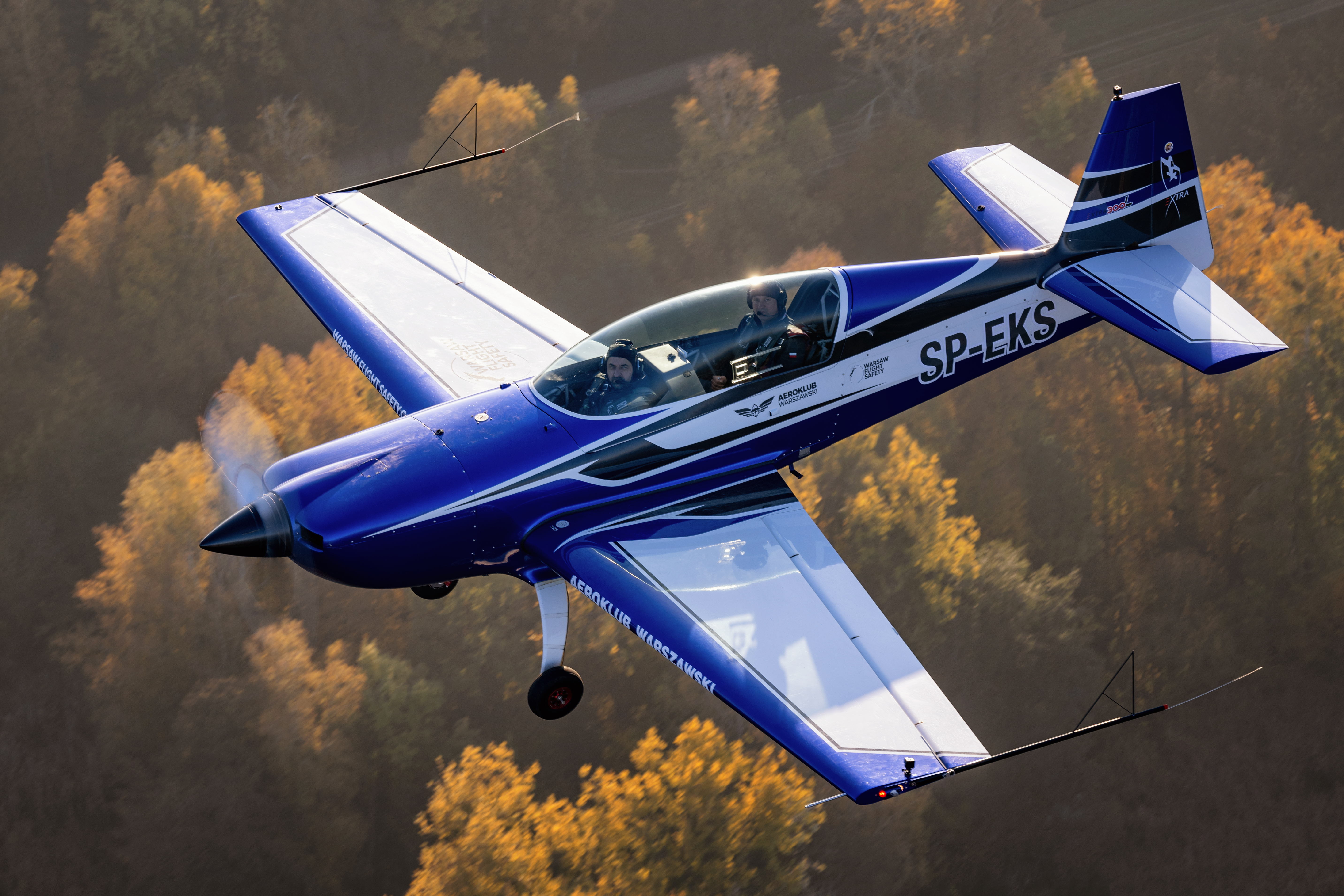 SP-EKS w locie nad jesiennym lasem