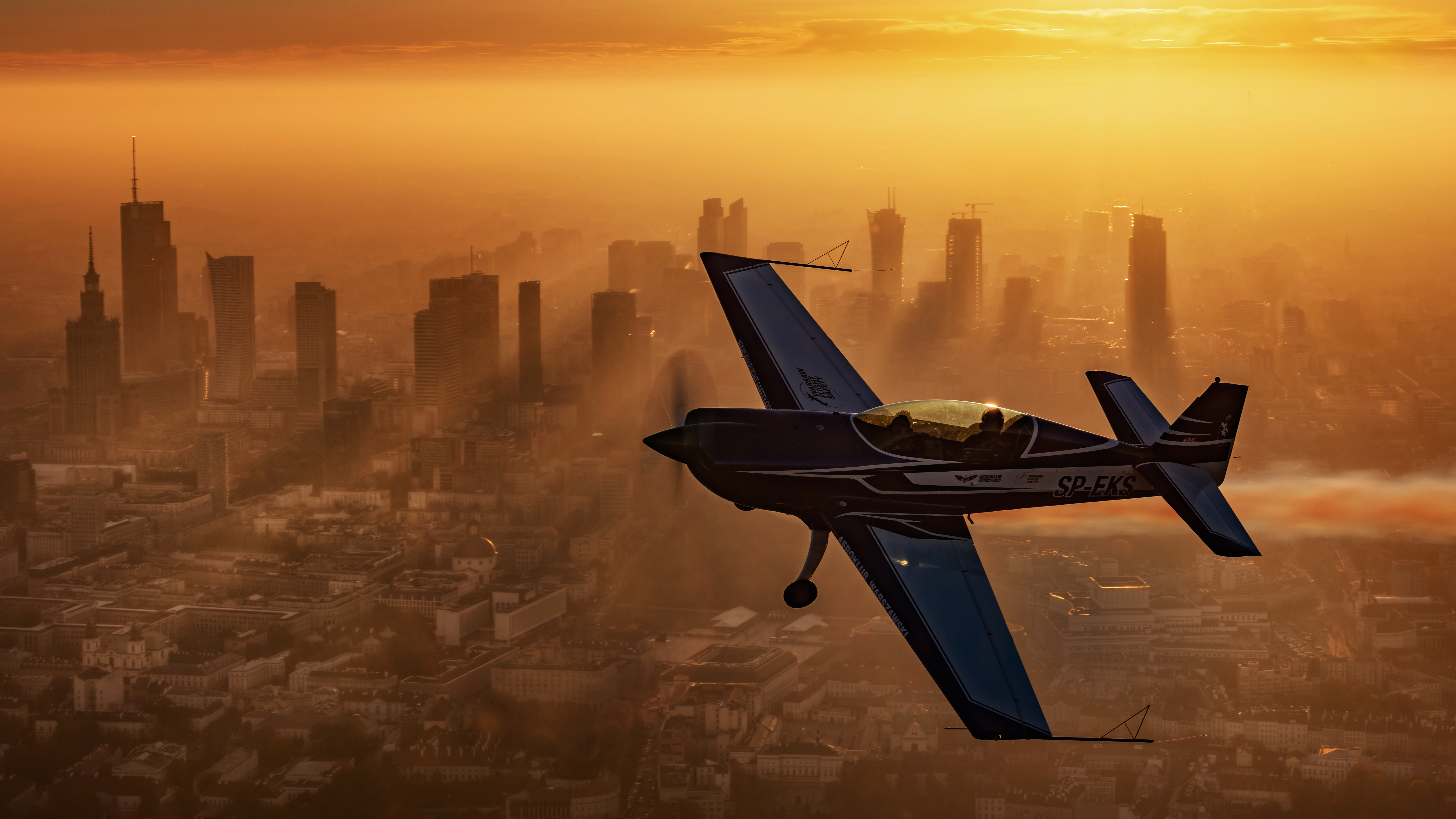 Lot akrobacyjny nad jesiennym krajobrazem