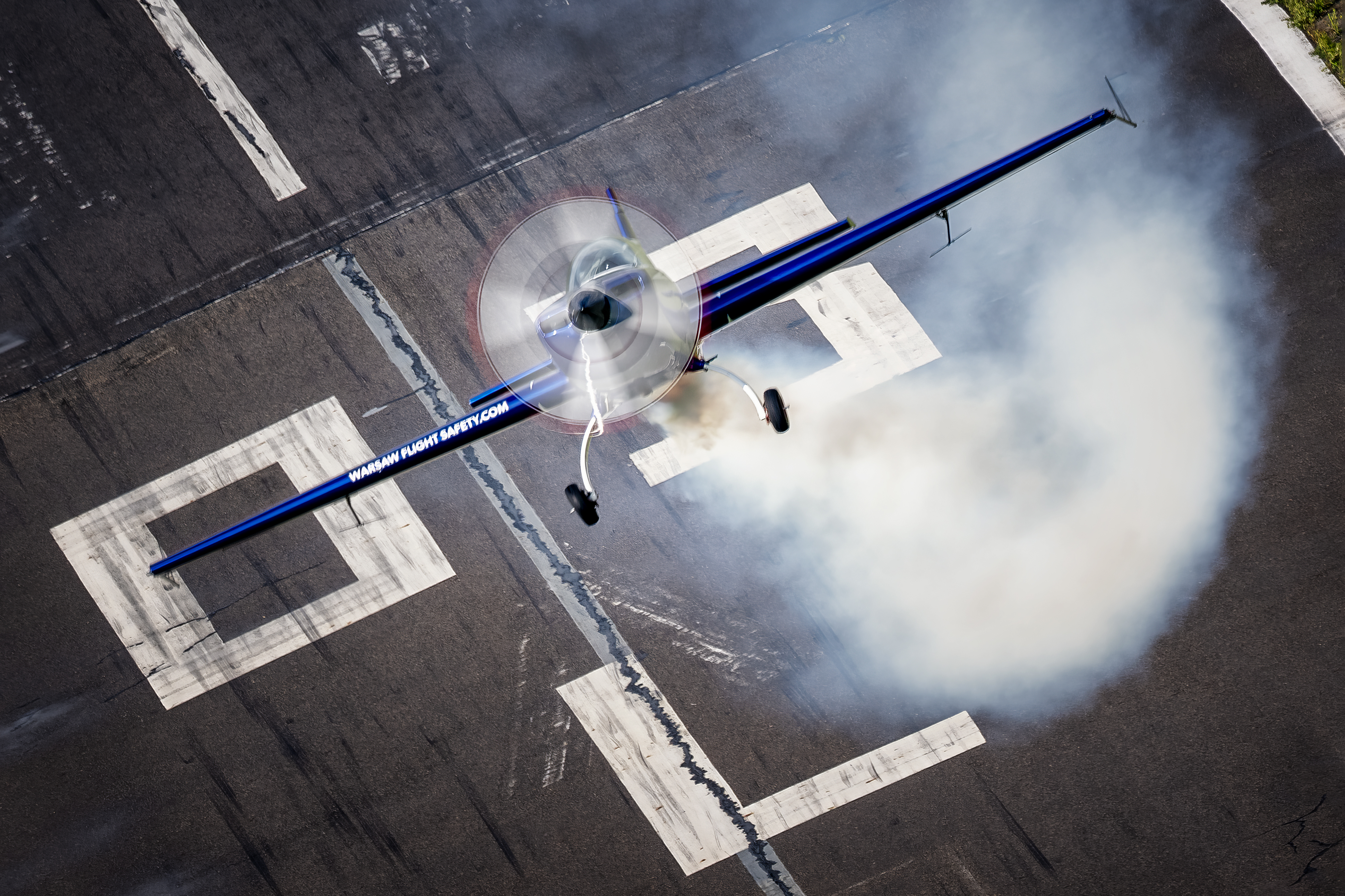 Extra 300L SP-EKS - start z dymem