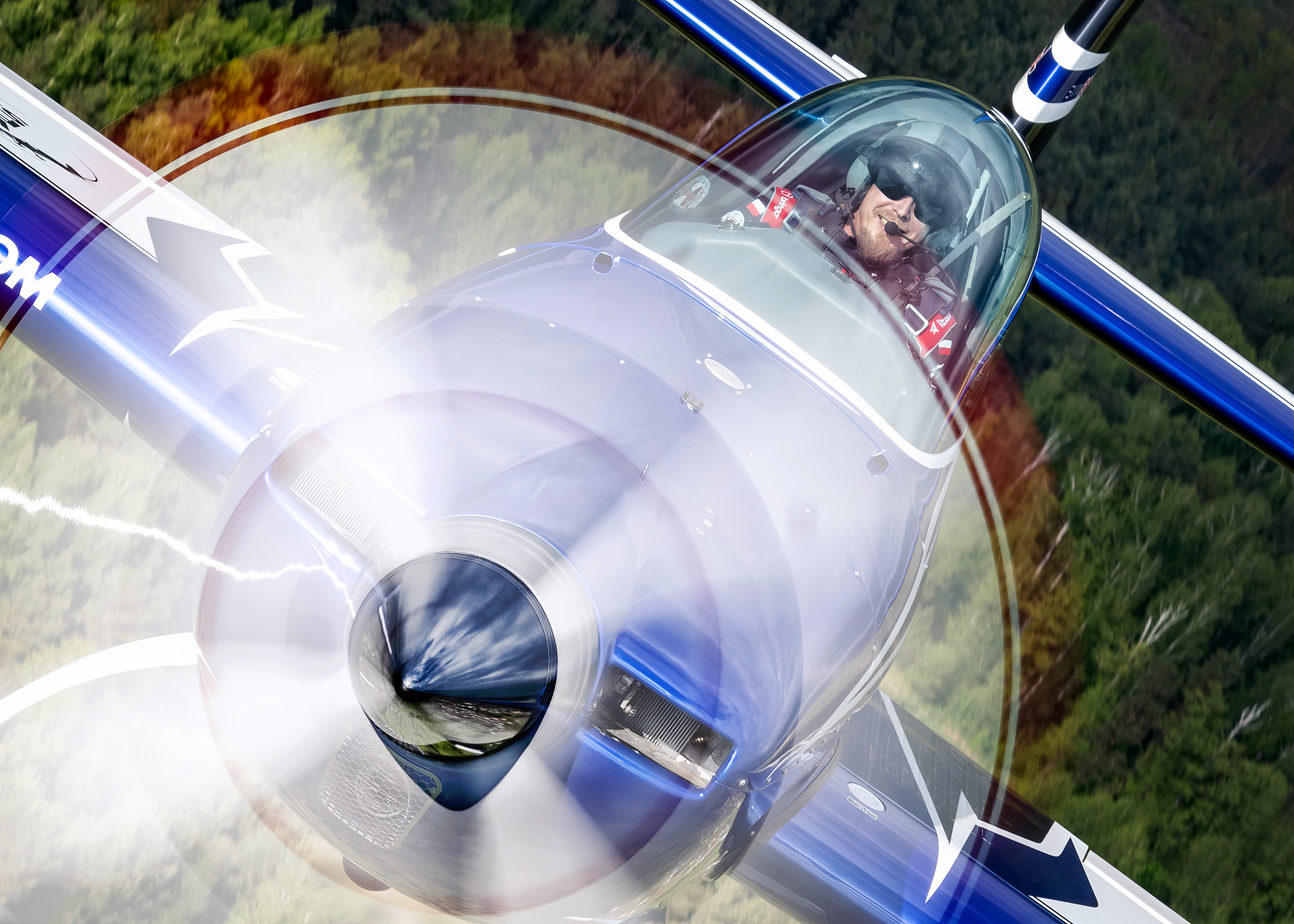 Zbliżenie kokpitu Extra 300L w locie