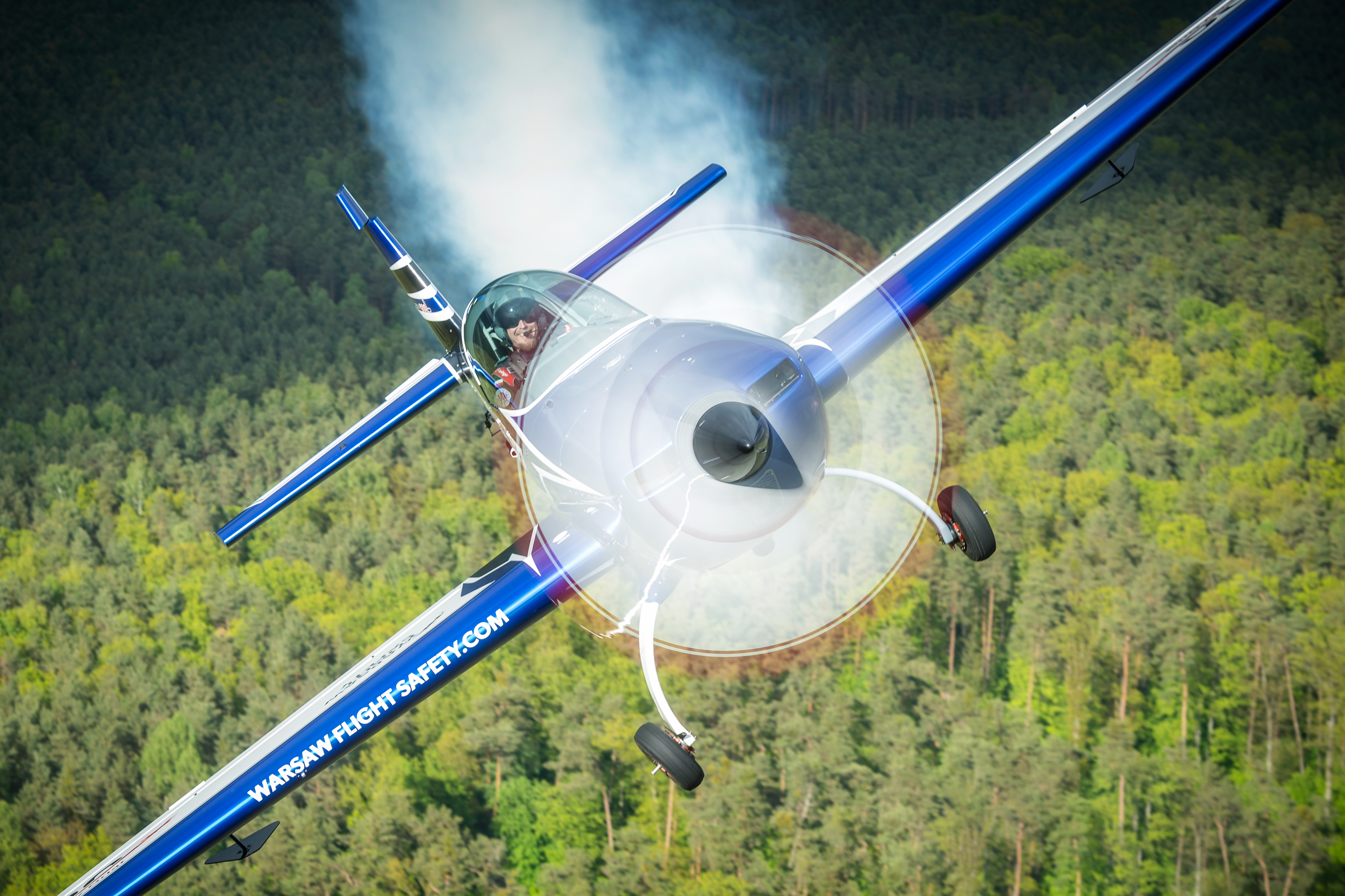 Extra 300L na tle nieba