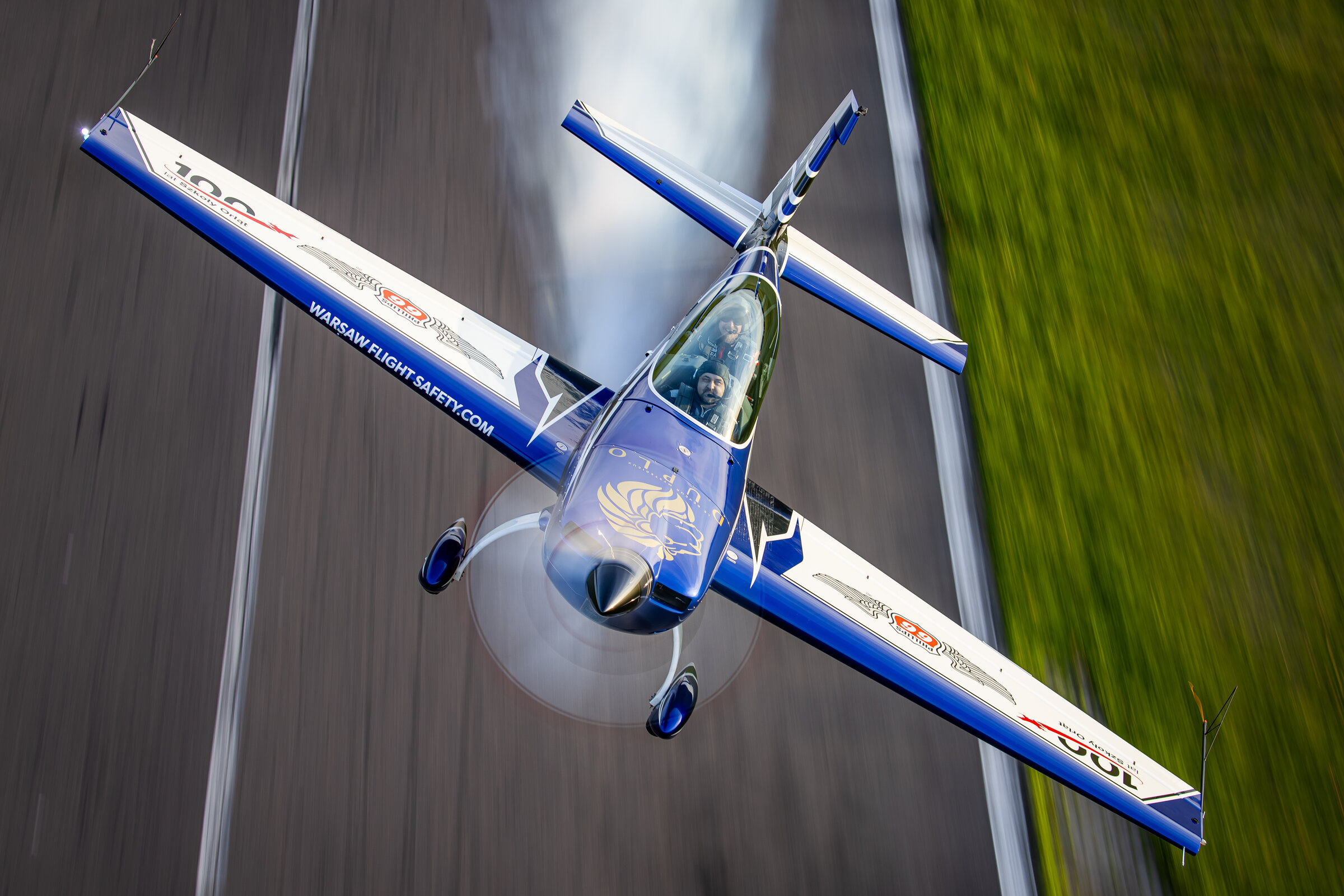 SP-EKS trailing smoke during a display