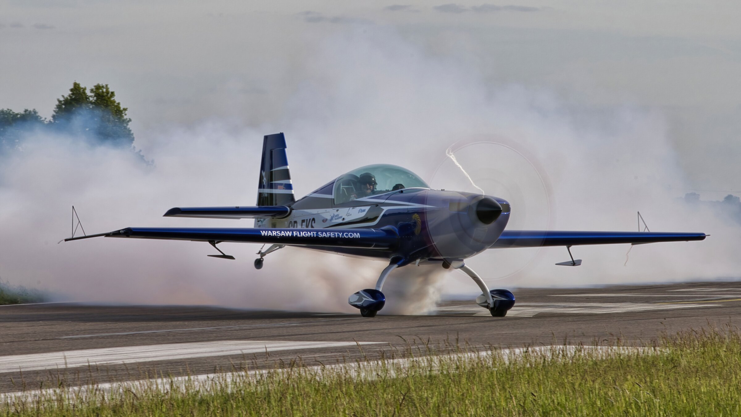 Extra 300L SP-EKS aerobatics aloft
