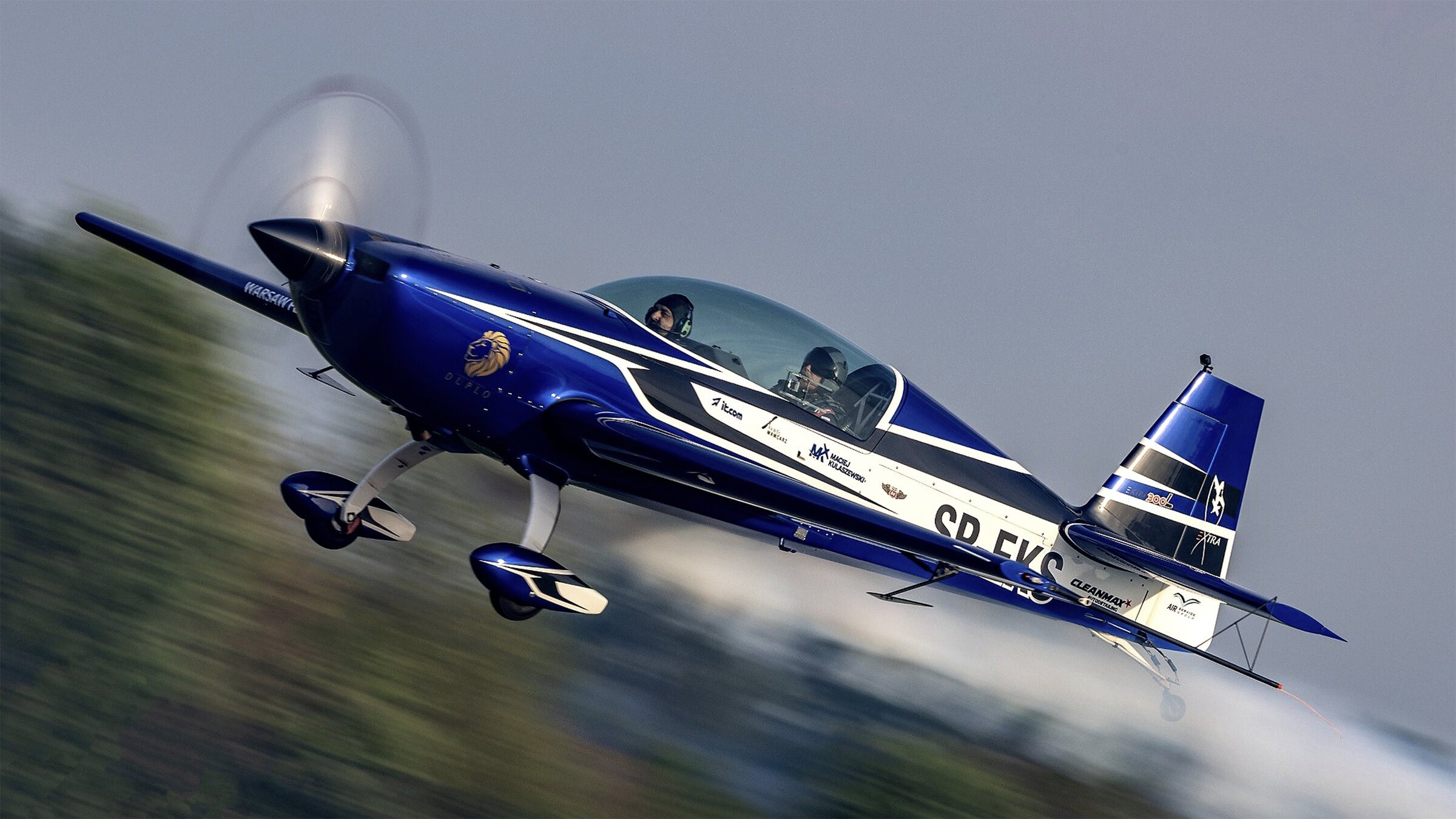 SP-EKS in an aerobatic figure