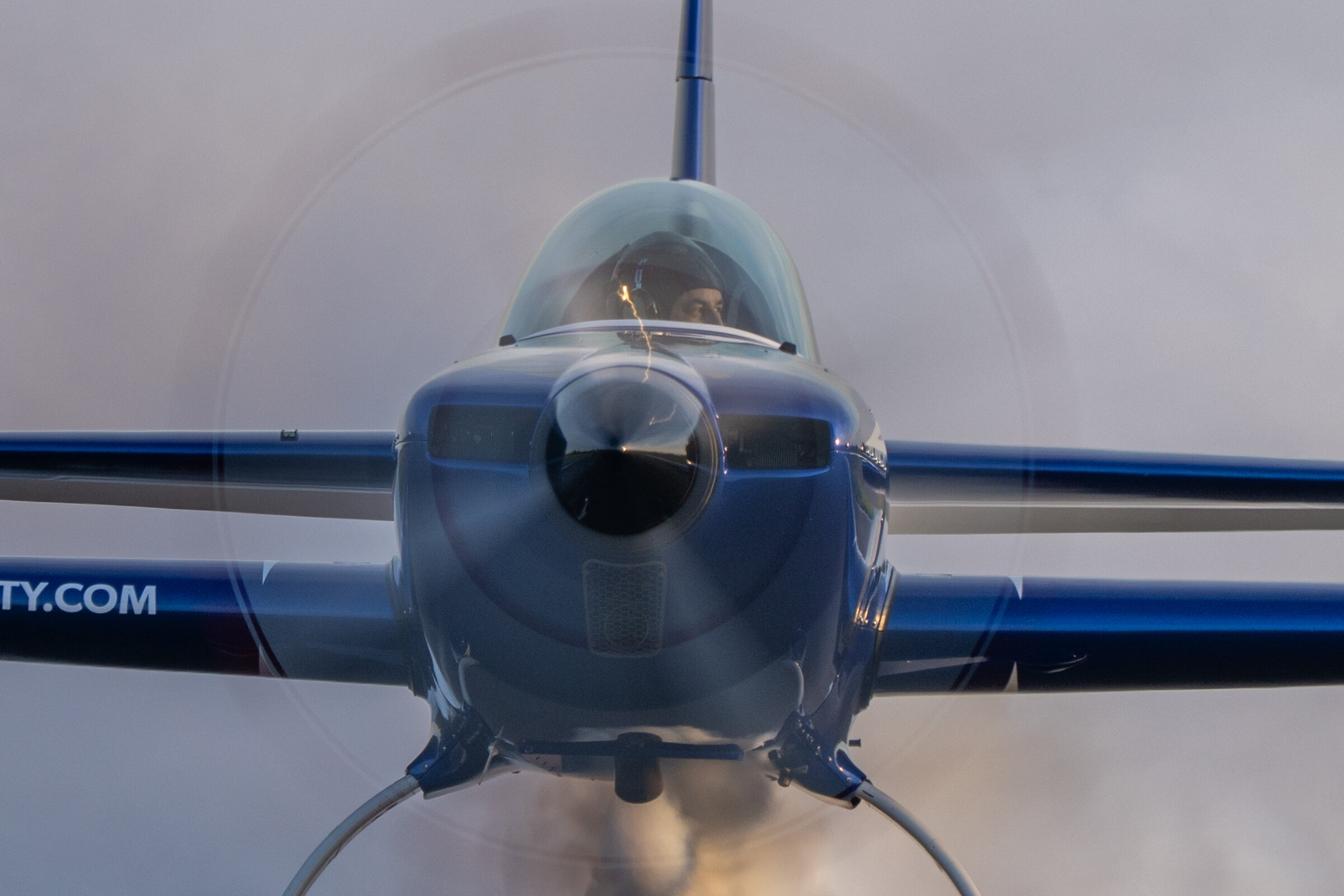 SP-EKS in inverted flight