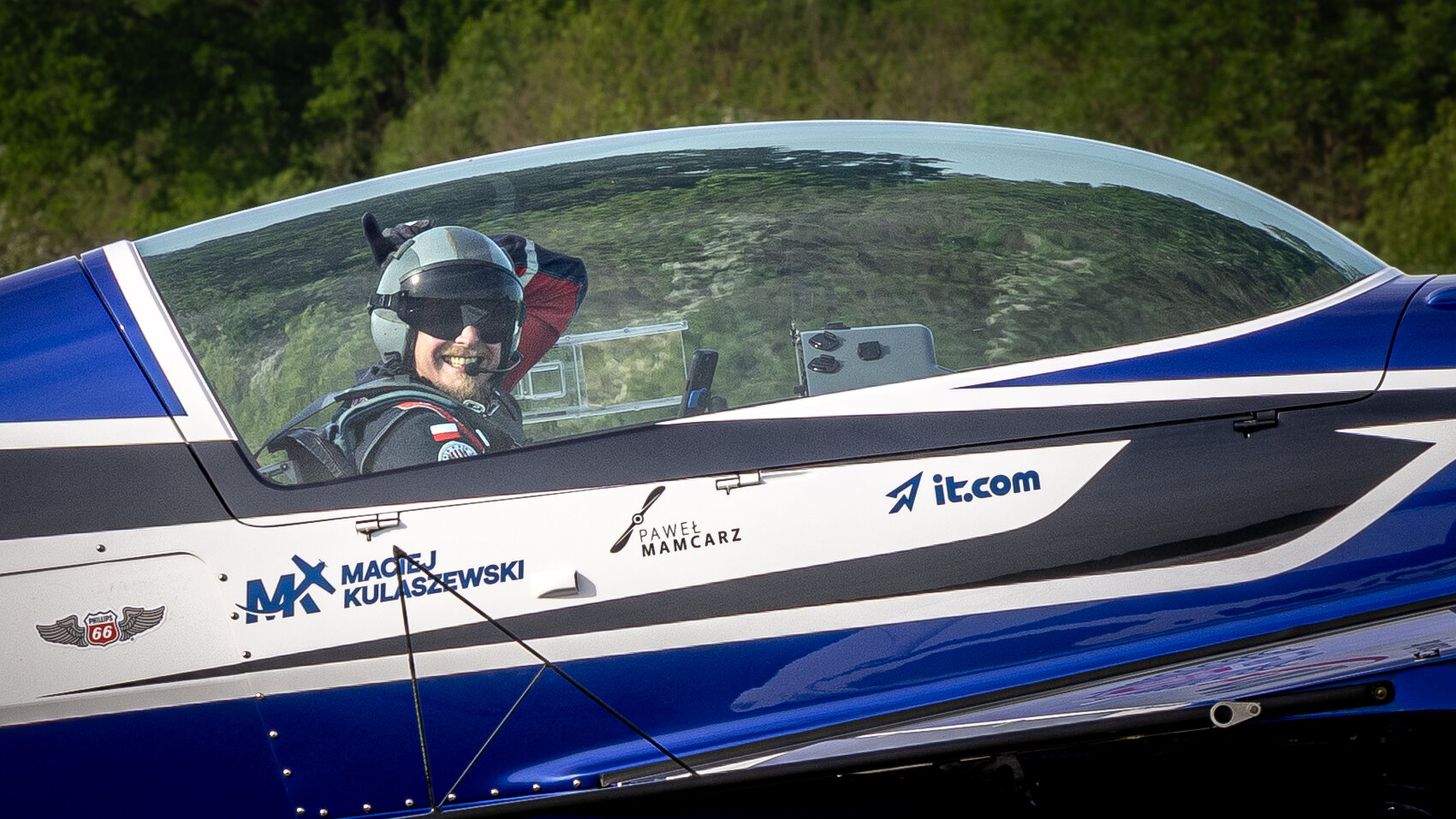 Extra 300L SP-EKS in aerobatic flight