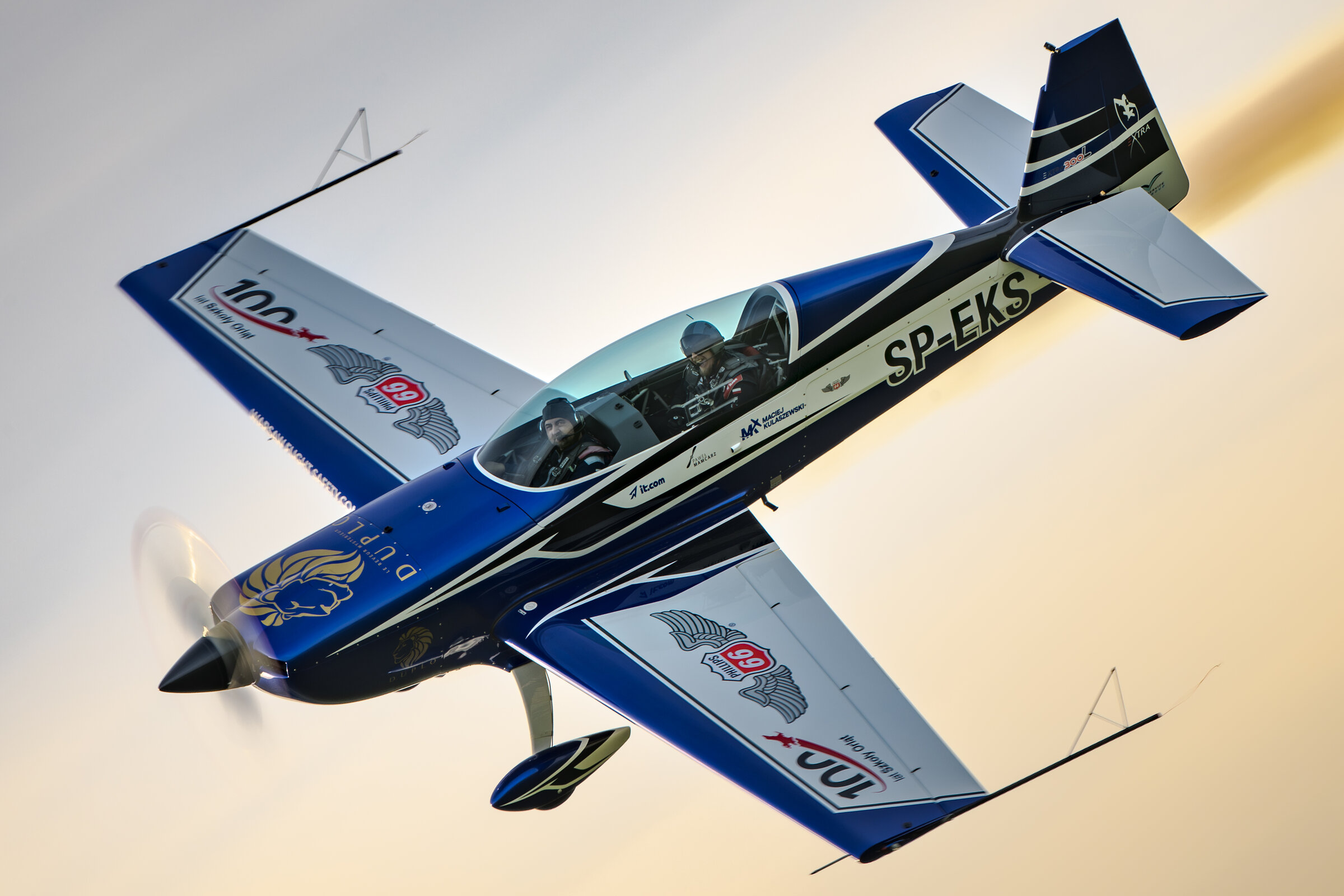 SP-EKS in an aerobatic figure