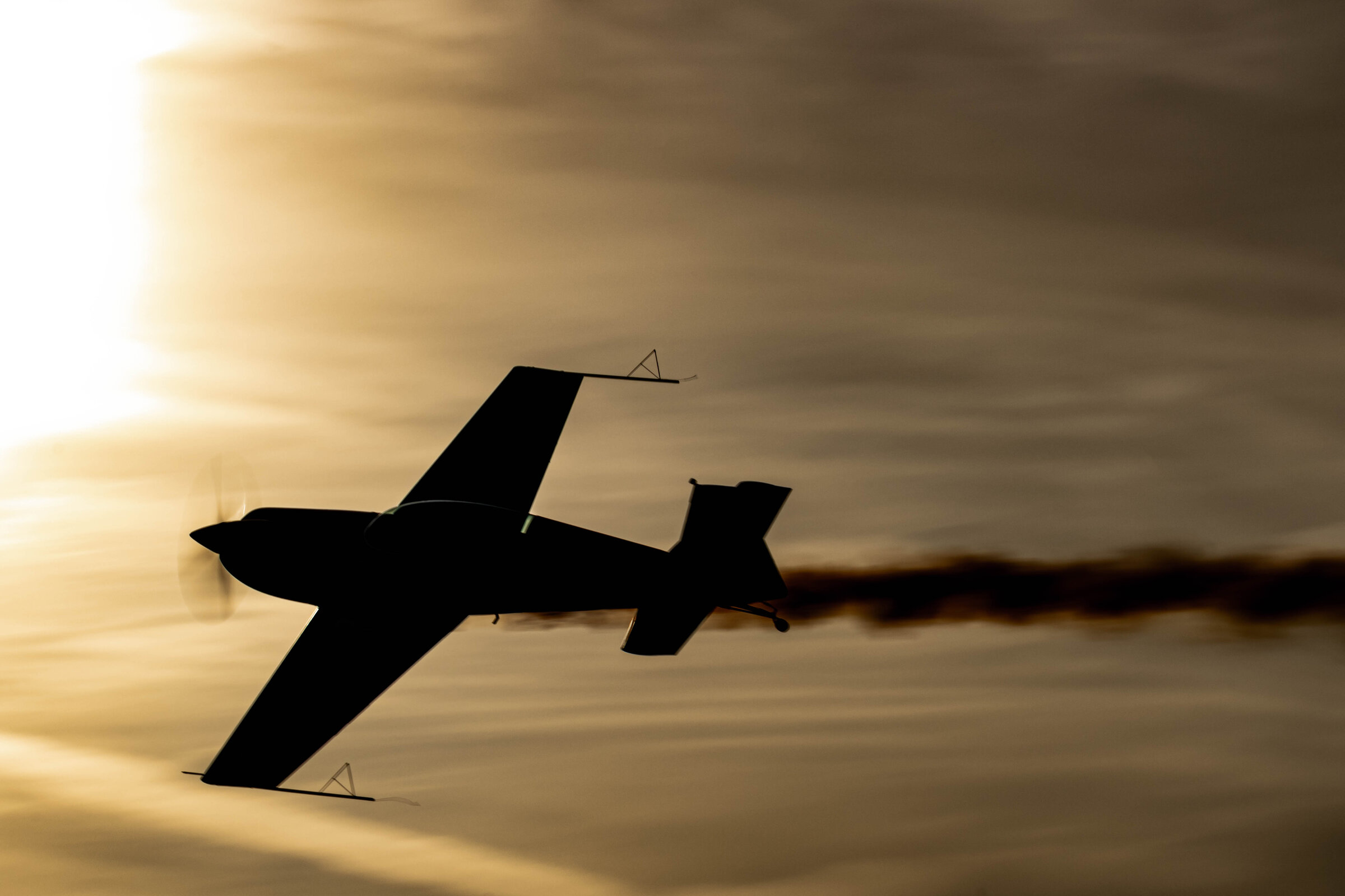 Extra 300L SP-EKS - smoke-on pass