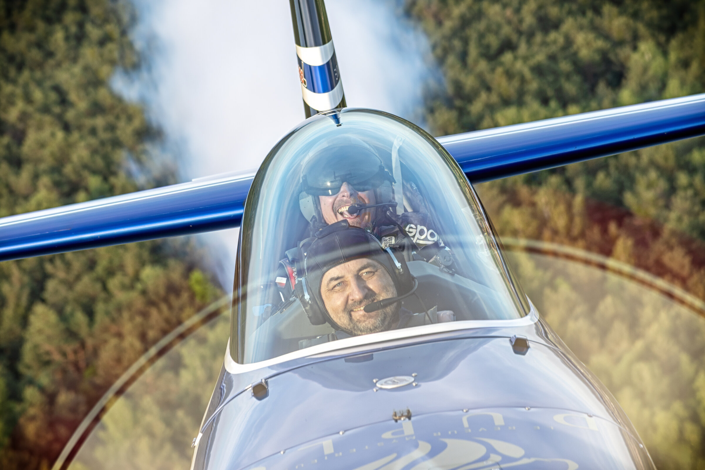 Extra 300L SP-EKS aerobatics aloft
