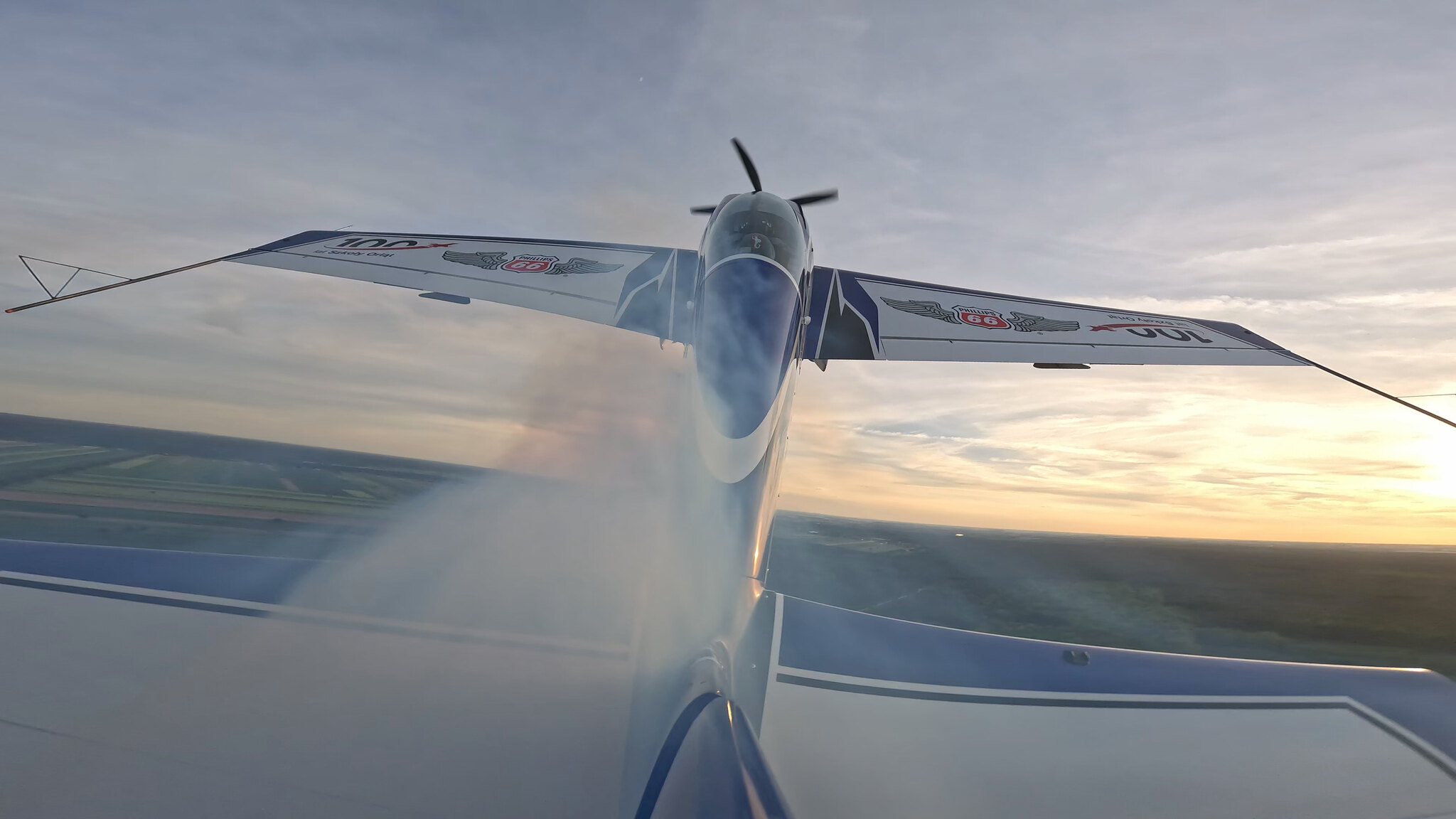 POV ogonowy SP-EKS w locie ku zachodzącemu słońcu, branding Phillips 66 widoczny - ATAM #37