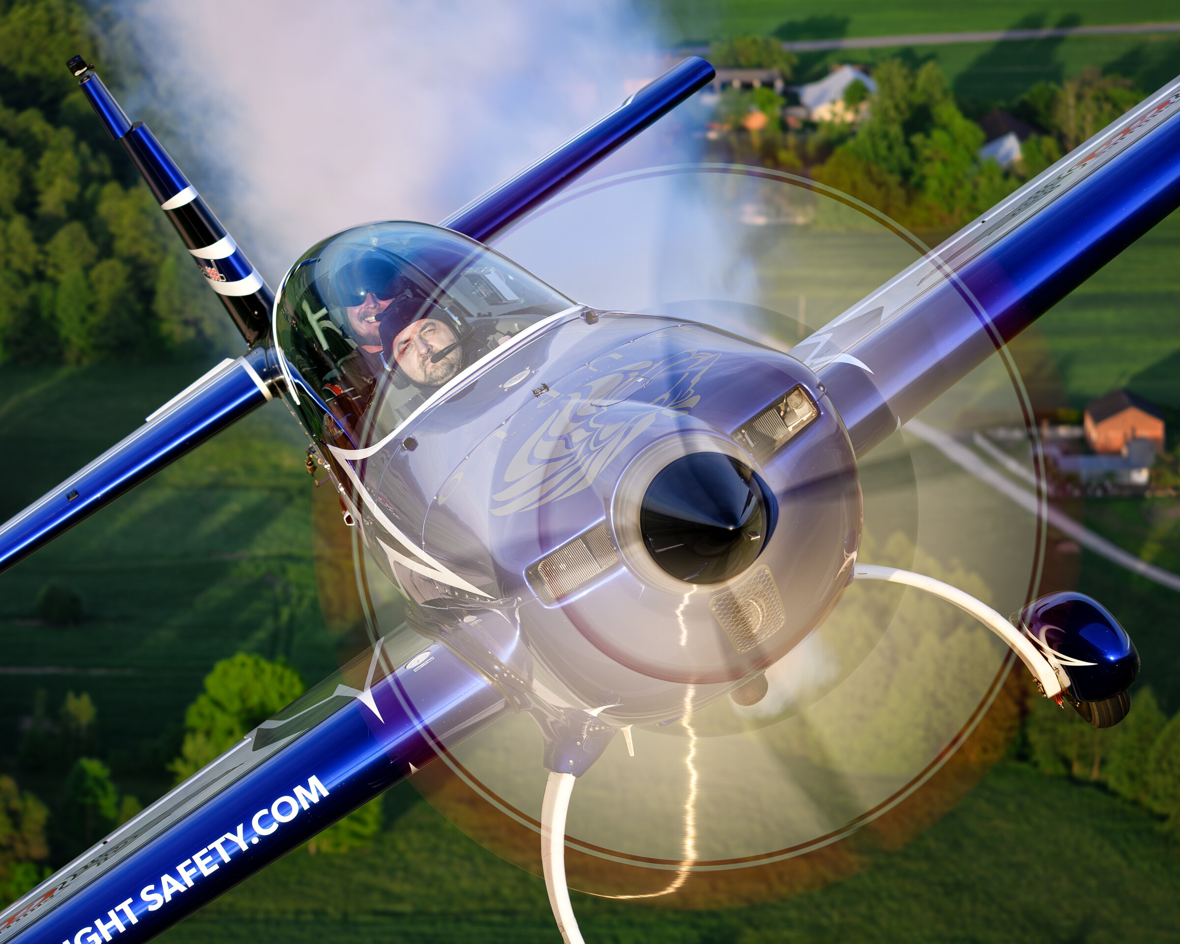SP-EKS in an aerobatic figure