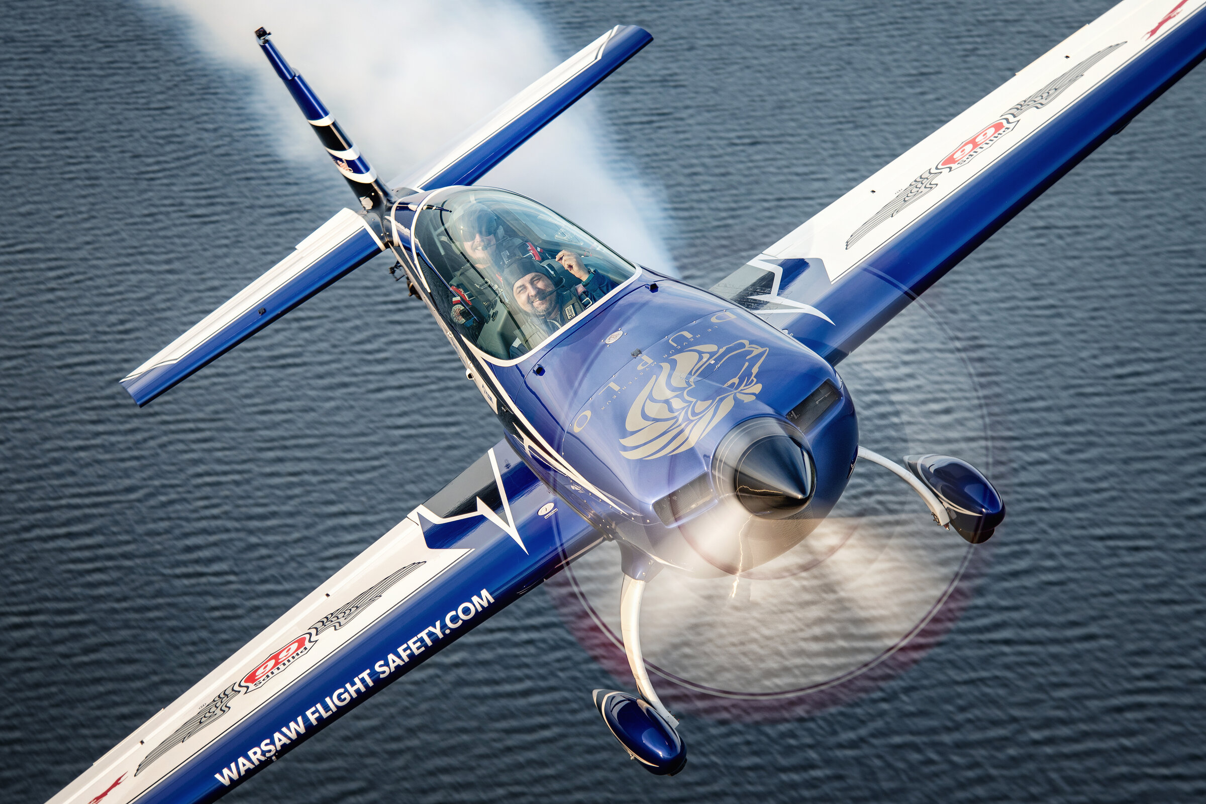 SP-EKS in inverted flight