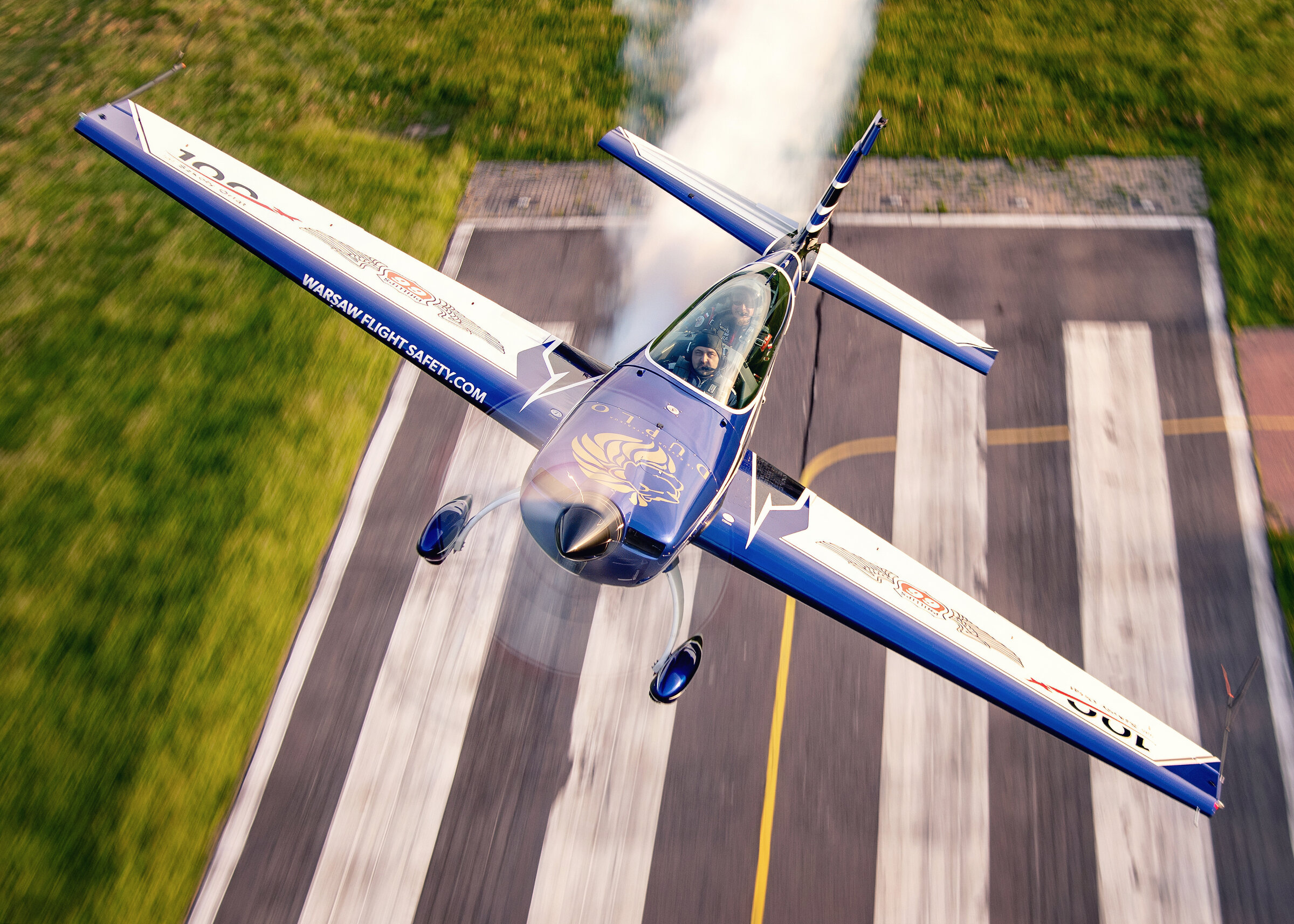 Extra 300L SP-EKS in aerobatic flight