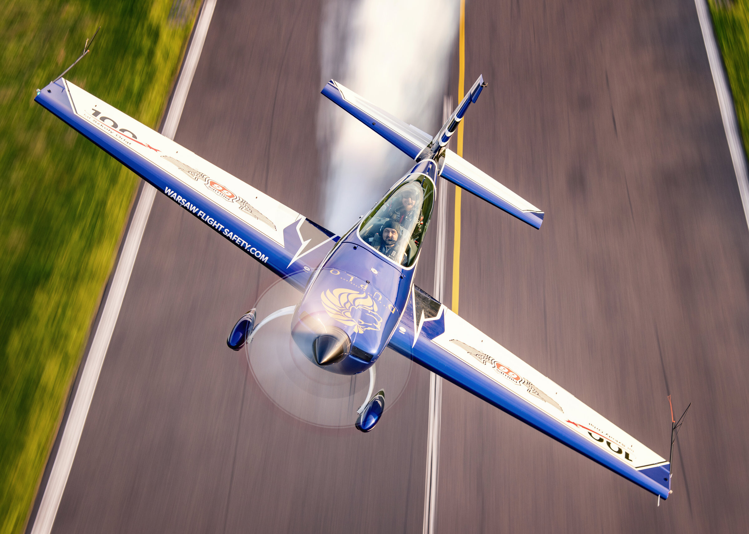 SP-EKS trailing smoke during a display