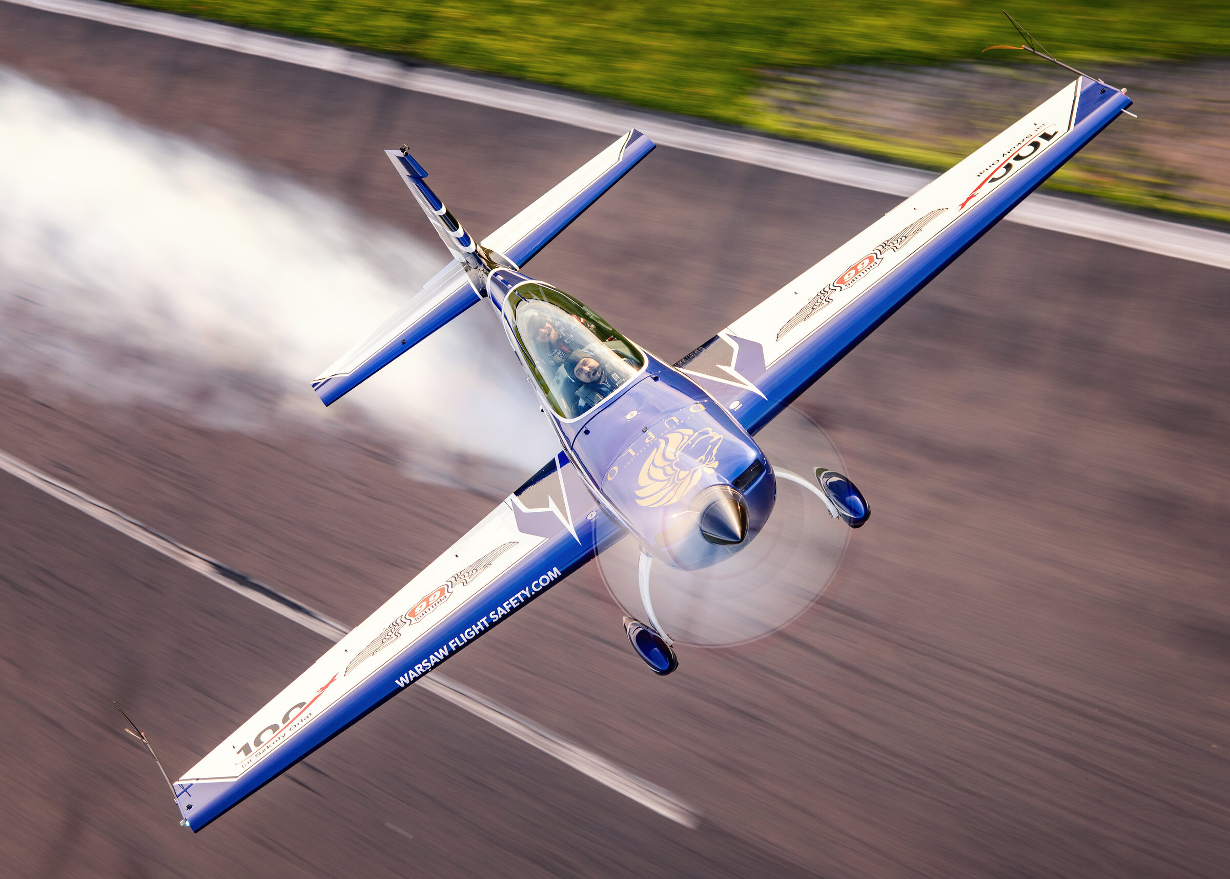 Extra 300L SP-EKS aerobatics aloft