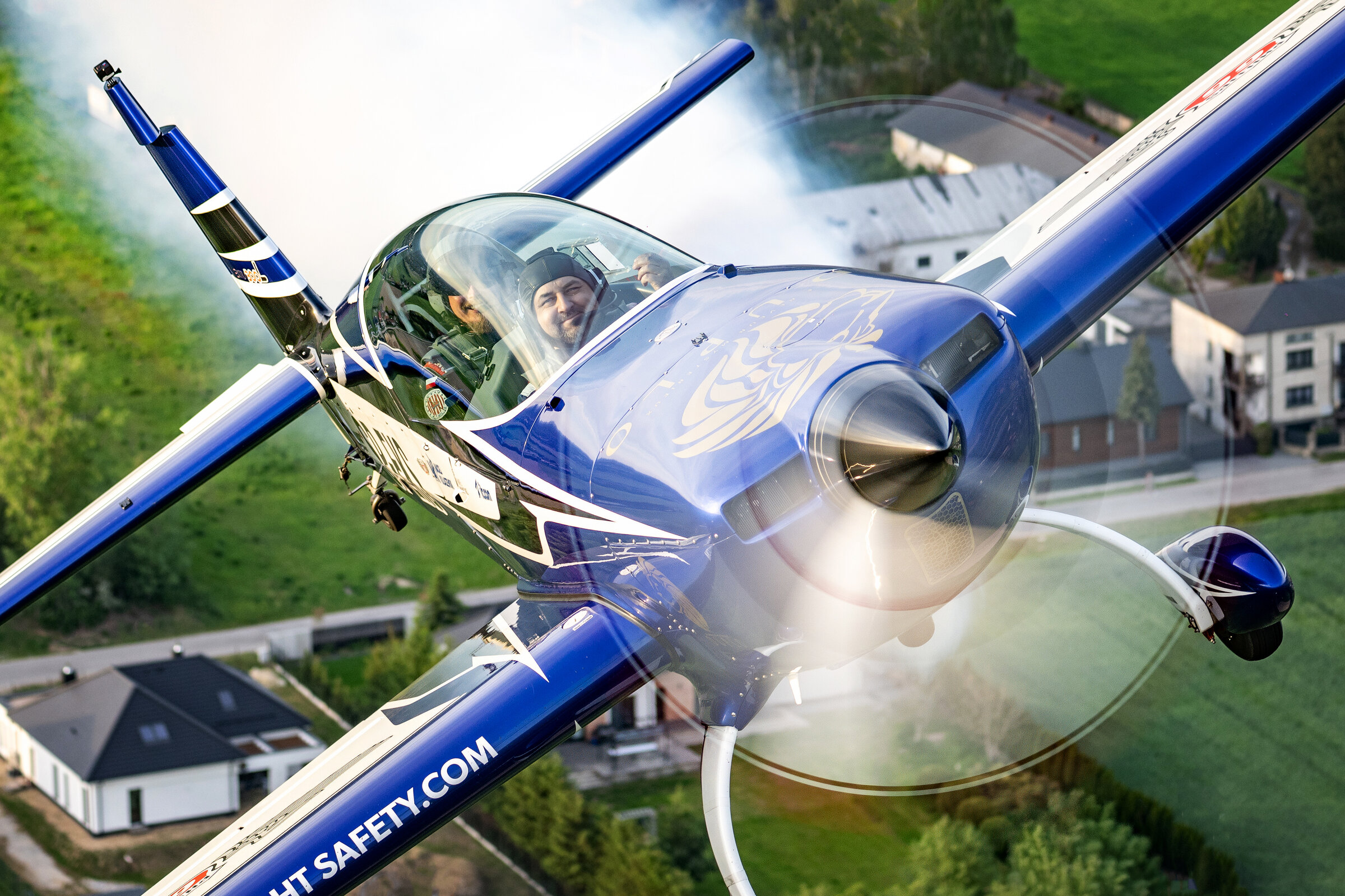 SP-EKS in an aerobatic figure