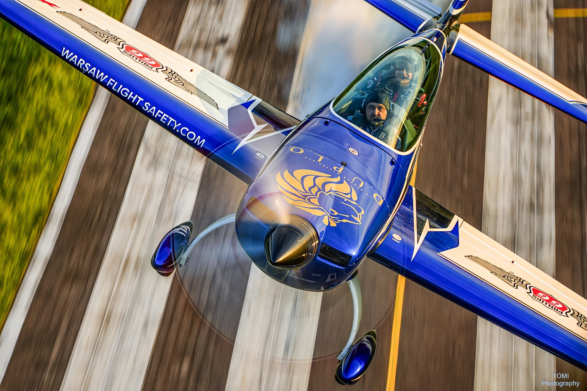 Extra 300L SP-EKS w pełnym wirażu nad pasem - kadr Tomasza Filipiaka z ATAM #37
