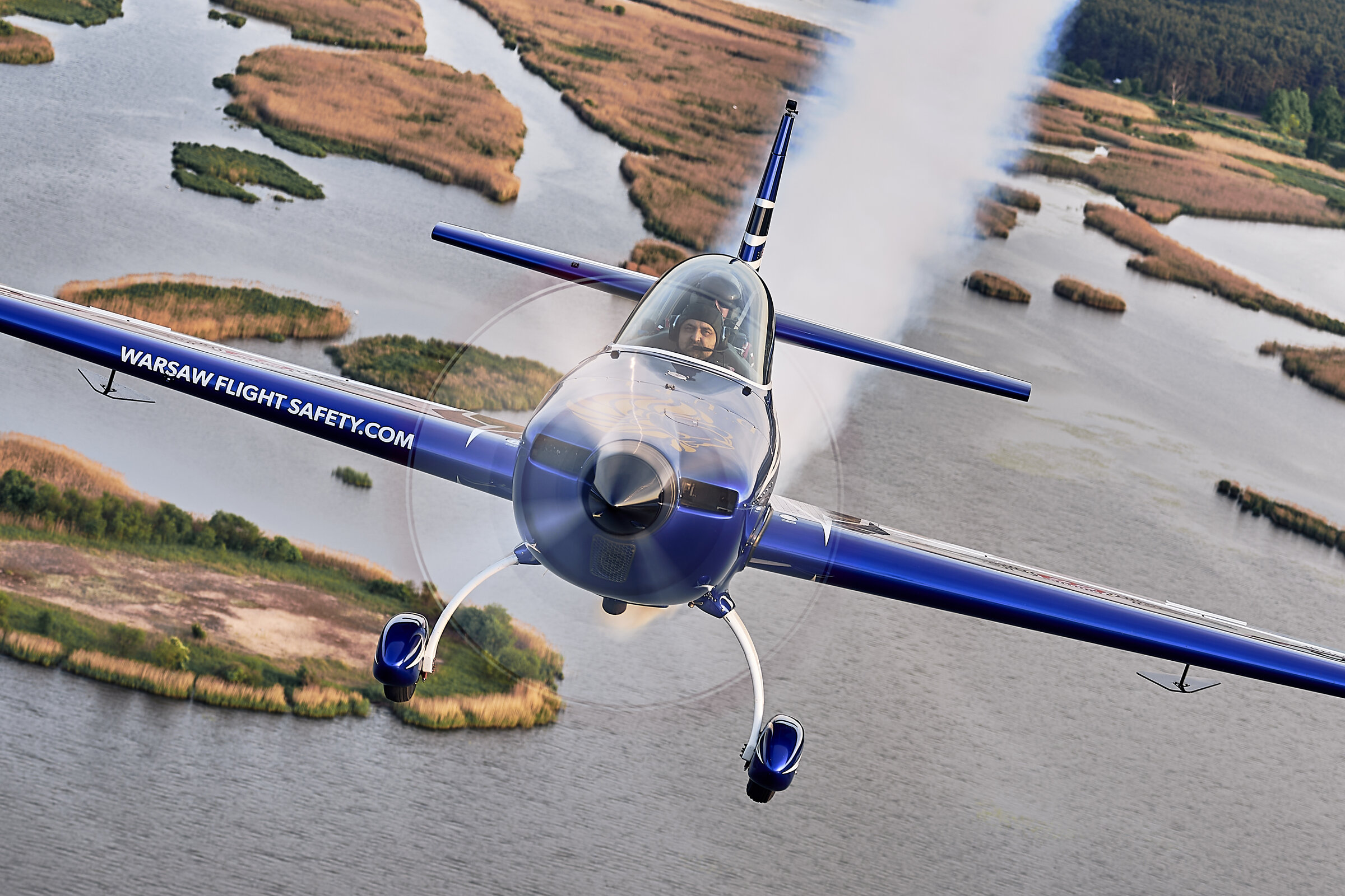 Extra 300L SP-EKS in aerobatic flight