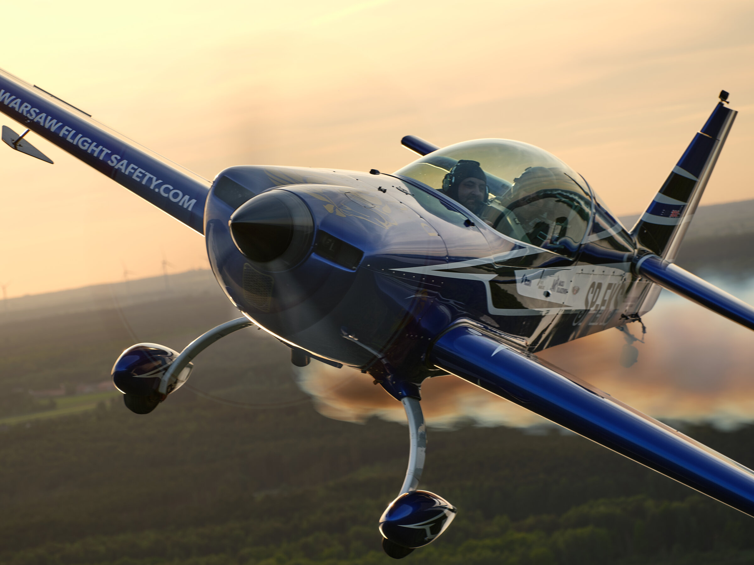 Extra 300L SP-EKS aerobatics aloft