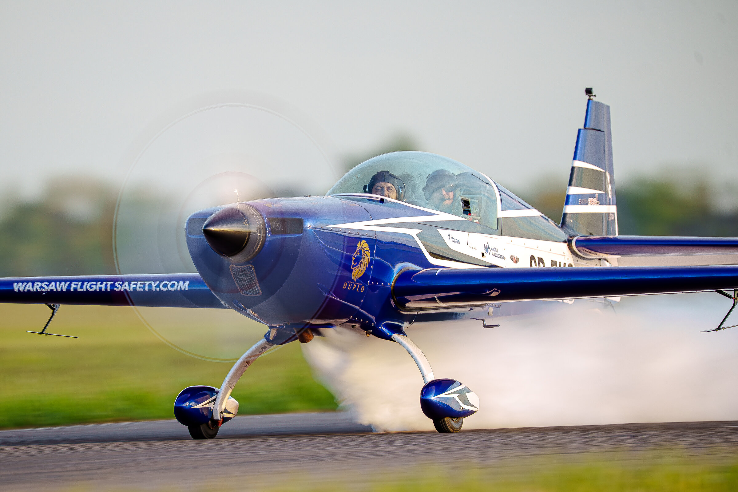 SP-EKS in an aerobatic figure