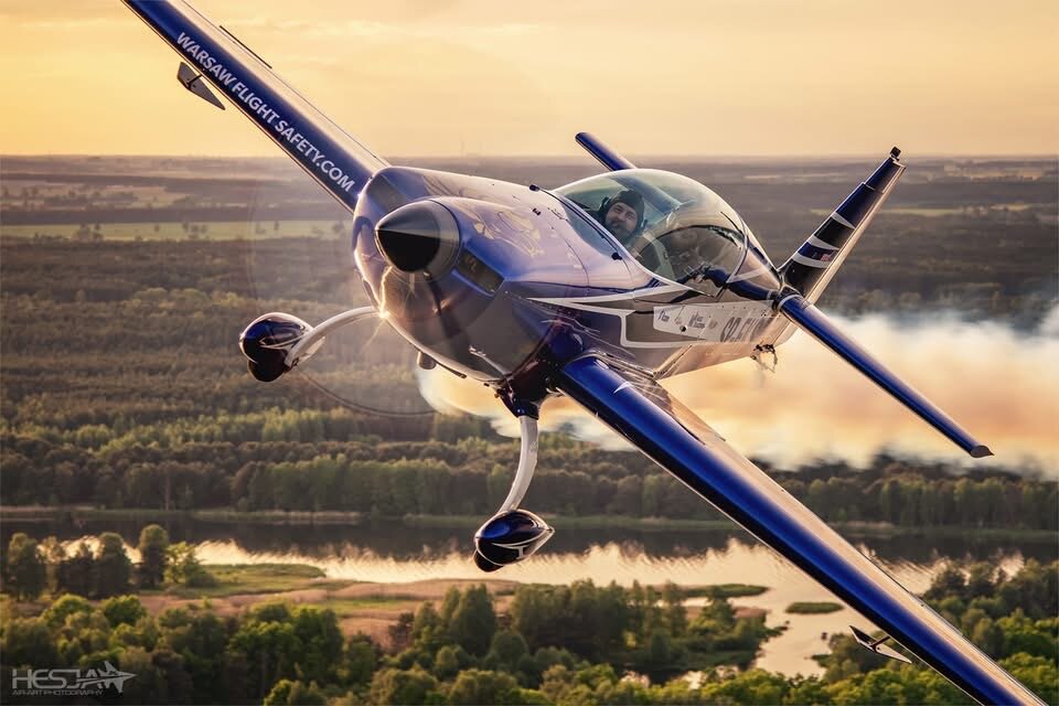 Extra 300L SP-EKS banking over the runway
