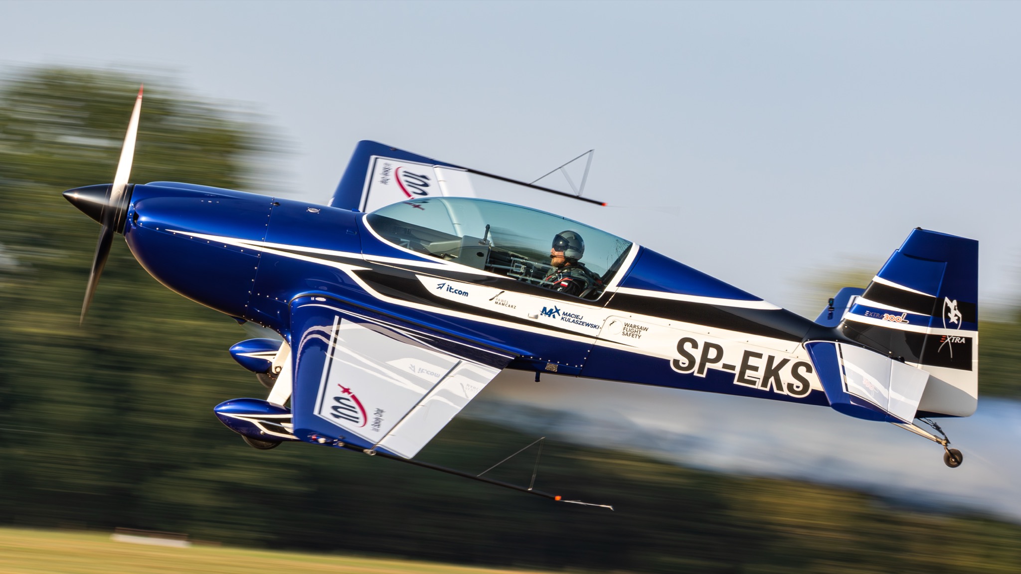 SP-EKS taking off from grass with a motion-blurred background