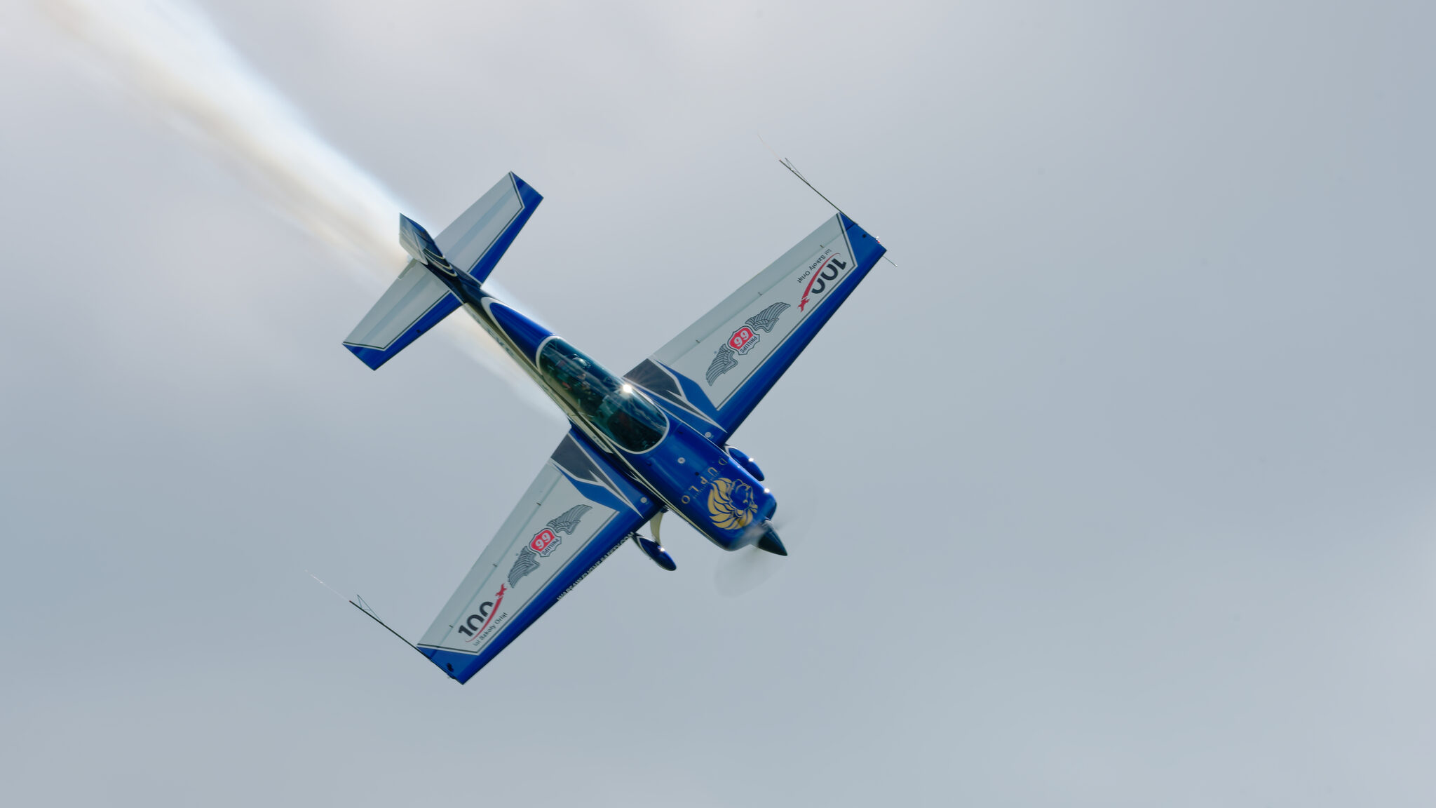 SP-EKS diving with smoke over Nowy Targ