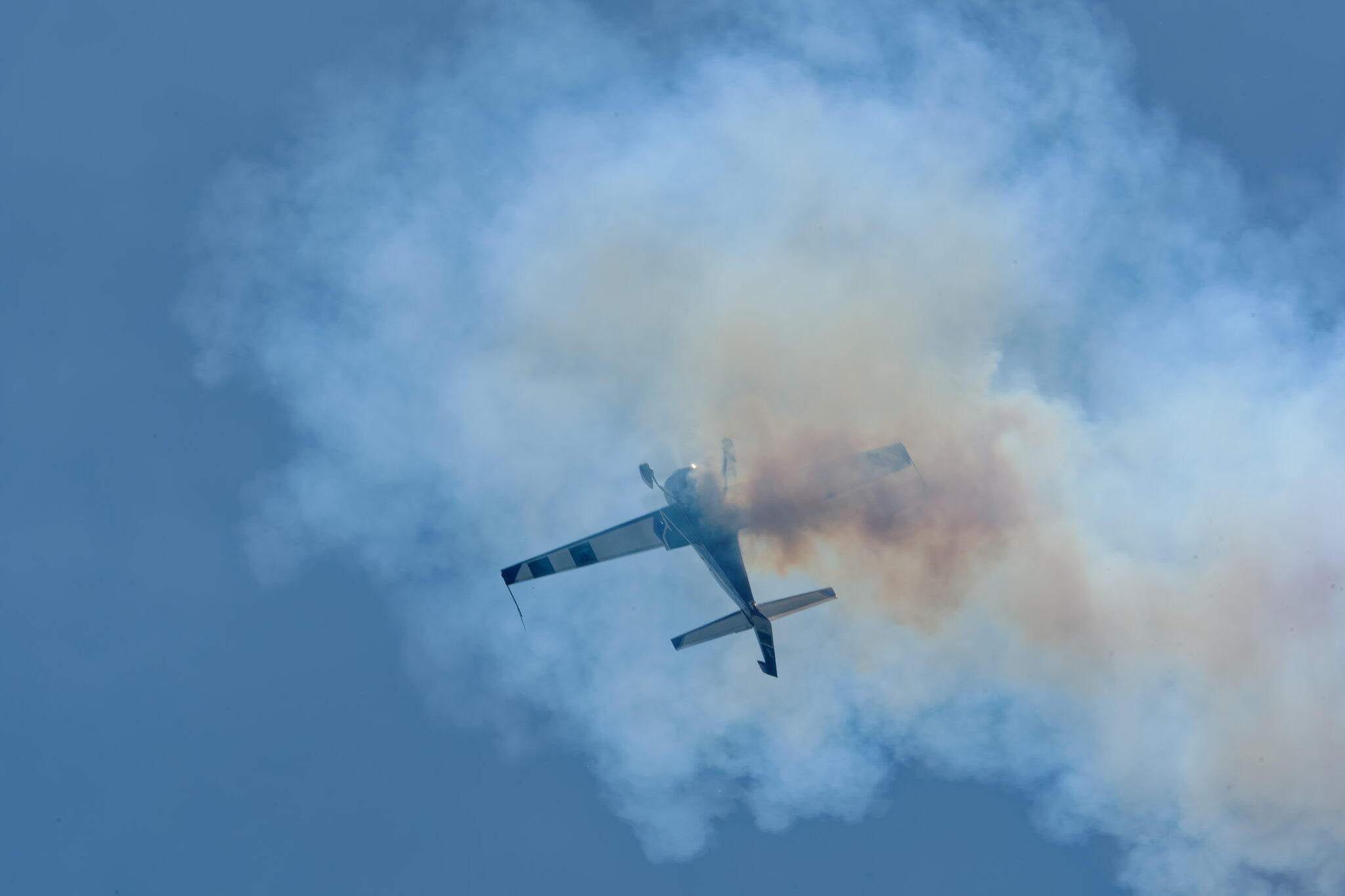SP-EKS inside a smoke cloud during an aerobatic figure