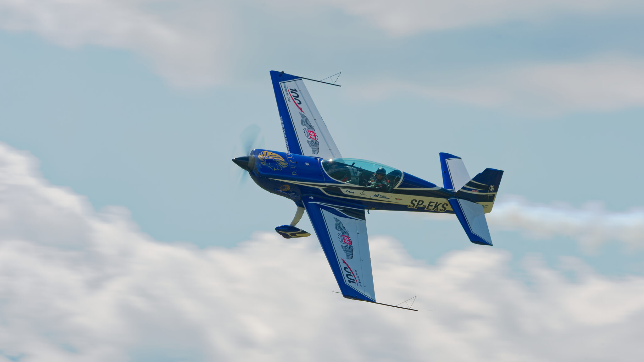 SP-EKS belly-up towards the crowd against the sky
