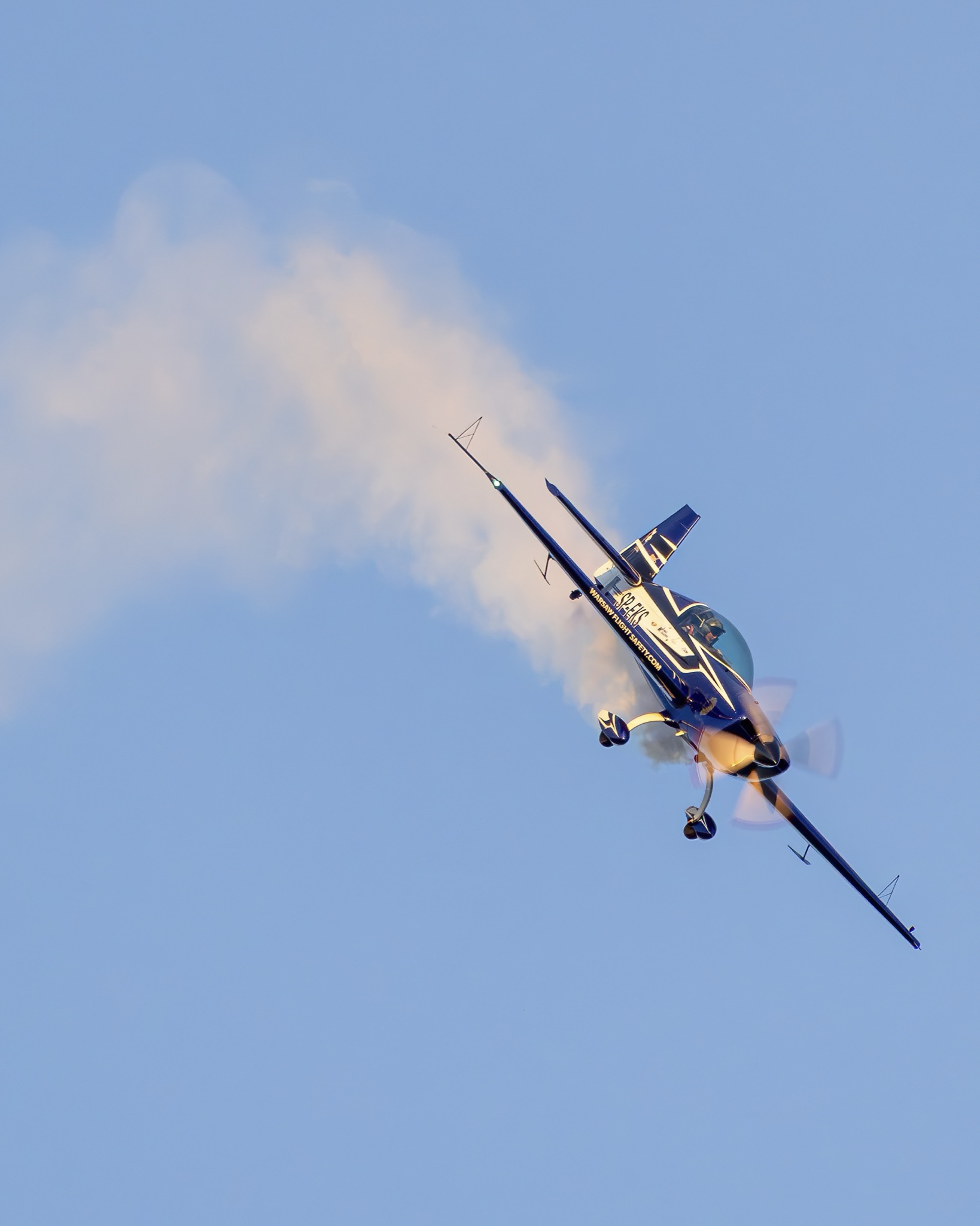 Extra 300L SP-EKS - vertical climb with a smoke trail