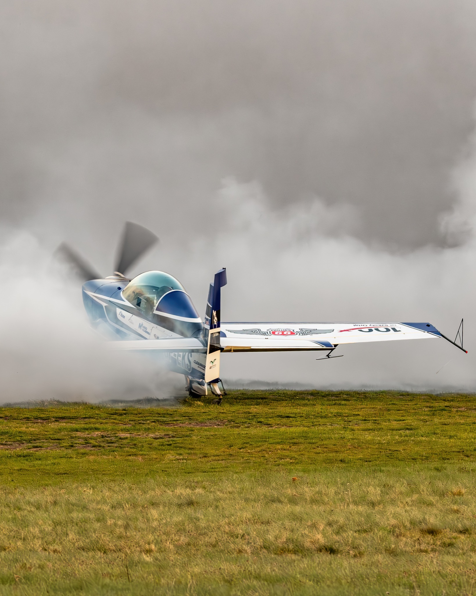 SP-EKS in a cloud of smoke on the airfield grass