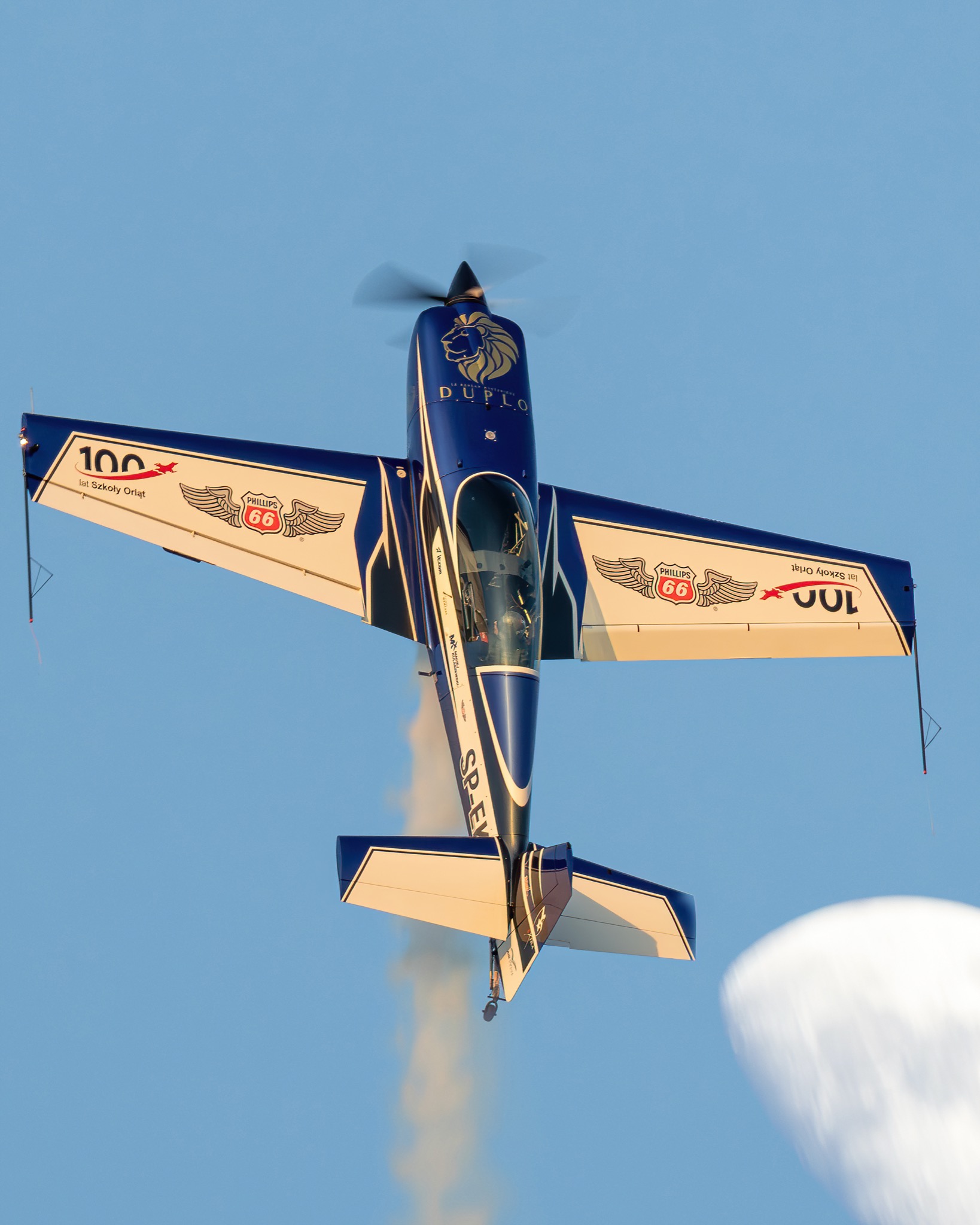 Extra 300L flying right over the lens - view from below