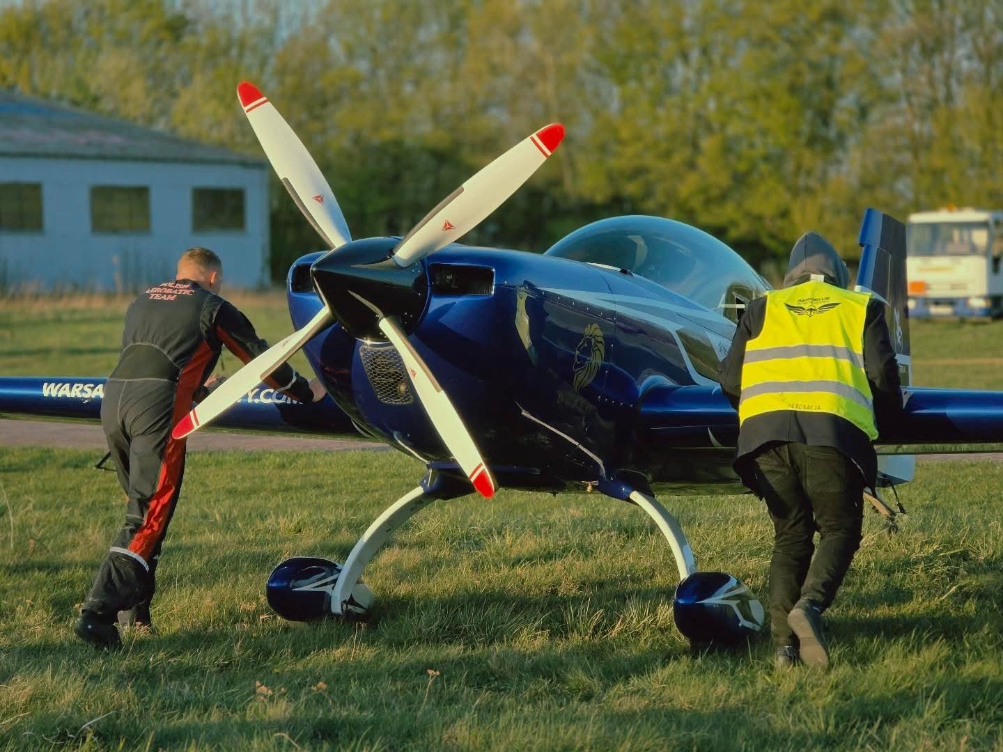 Extra 300L SP-EKS, JedlinSky 2026 - pokaz nad lotniskiem Aeroklubu Radomskiego