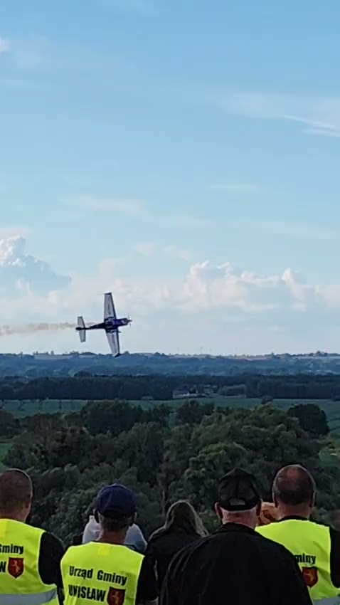 Extra 300L nad widownią Festiwalu Wiatru w Unisławiu - kadr 2
