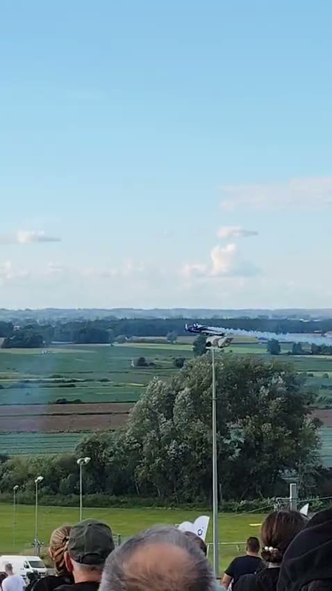 Samolot akrobacyjny nad krajobrazem doliny Wisły, Festiwal Wiatru Unisław 2026 - kadr 3