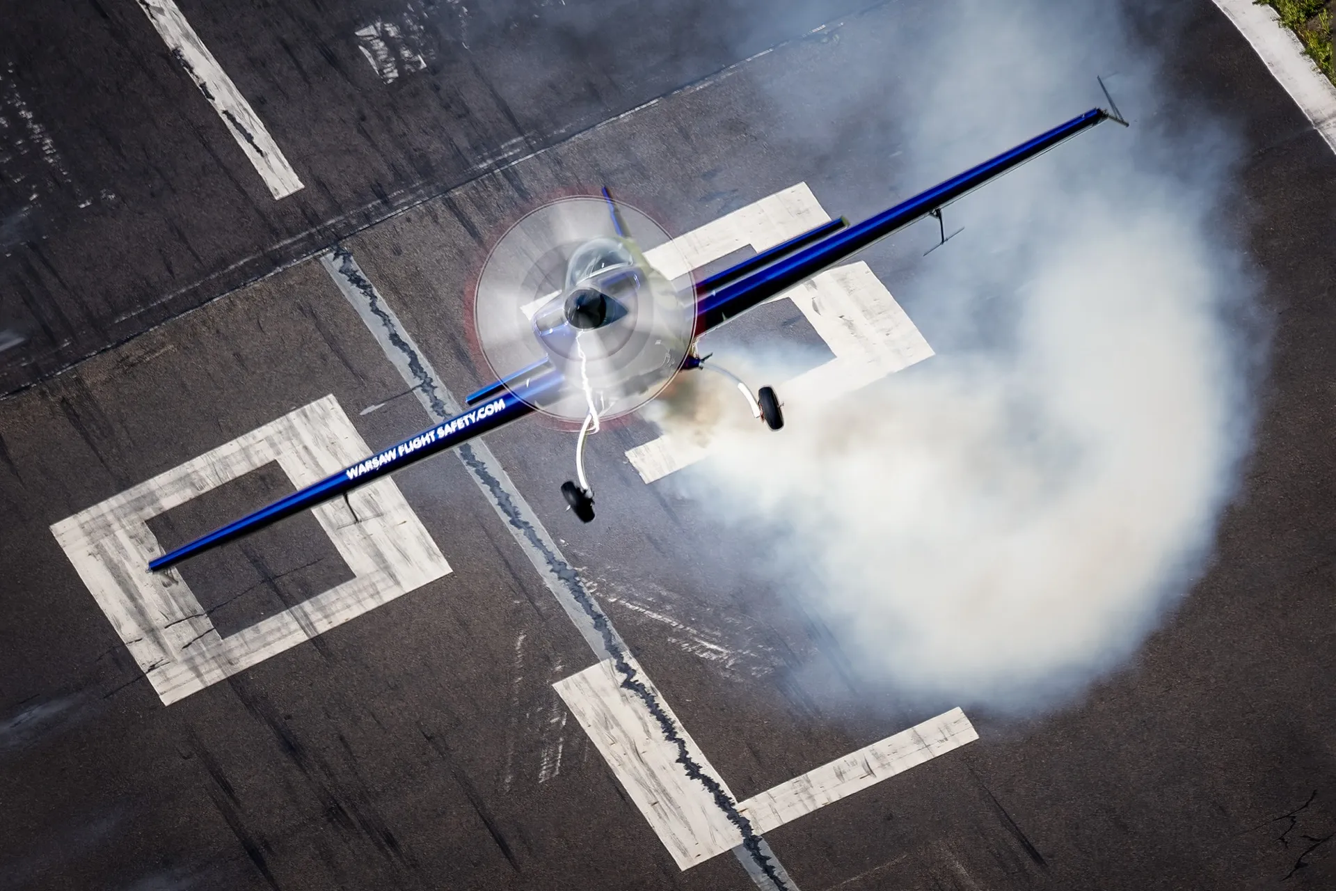 Extra 300L SP-EKS w locie nad Radomiem