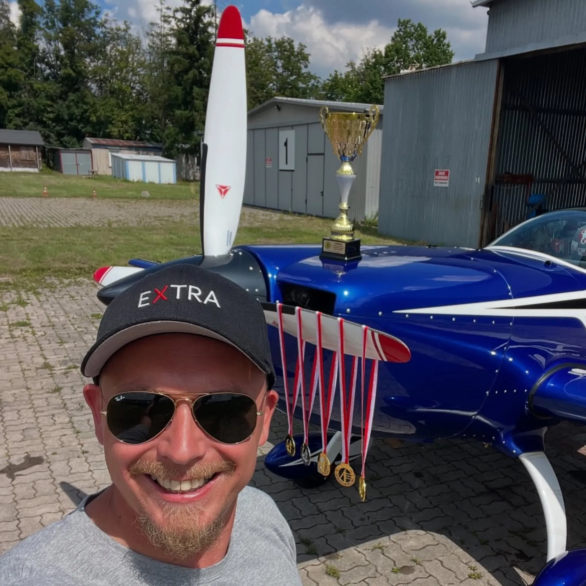 Pilot akrobacyjny Maciej Kulaszewski, prowadzi loty akrobacyjne Extra 300L