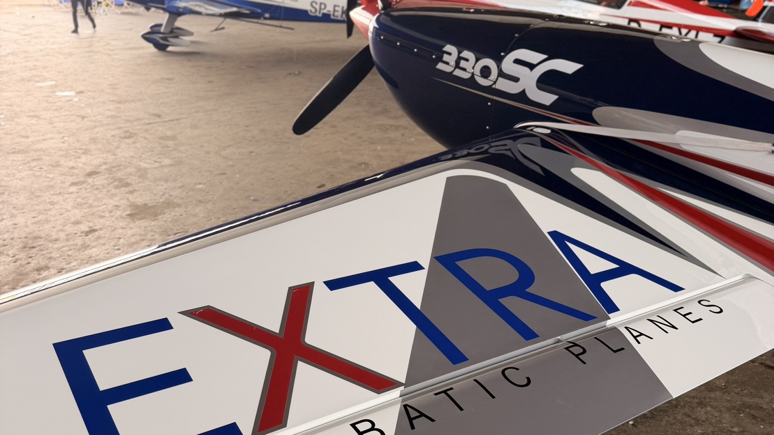 Samoloty Extra w hangarze Aeroklubu Gdańskiego podczas 60. Mistrzostw Polski w Akrobacji Samolotowej, w tle Extra 300L SP-EKS