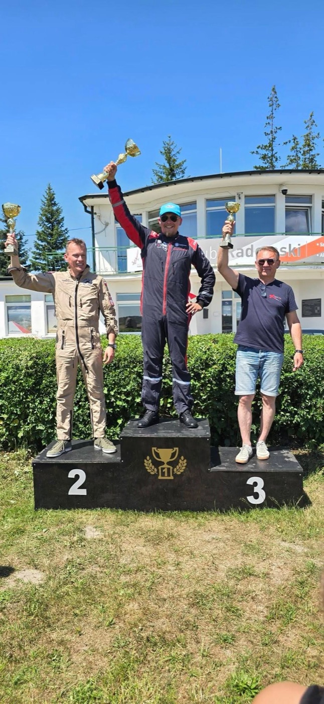 Maciej Kulaszewski na najwyższym stopniu podium Pucharu Polski w Akrobacji Samolotowej 2026 w Radomiu