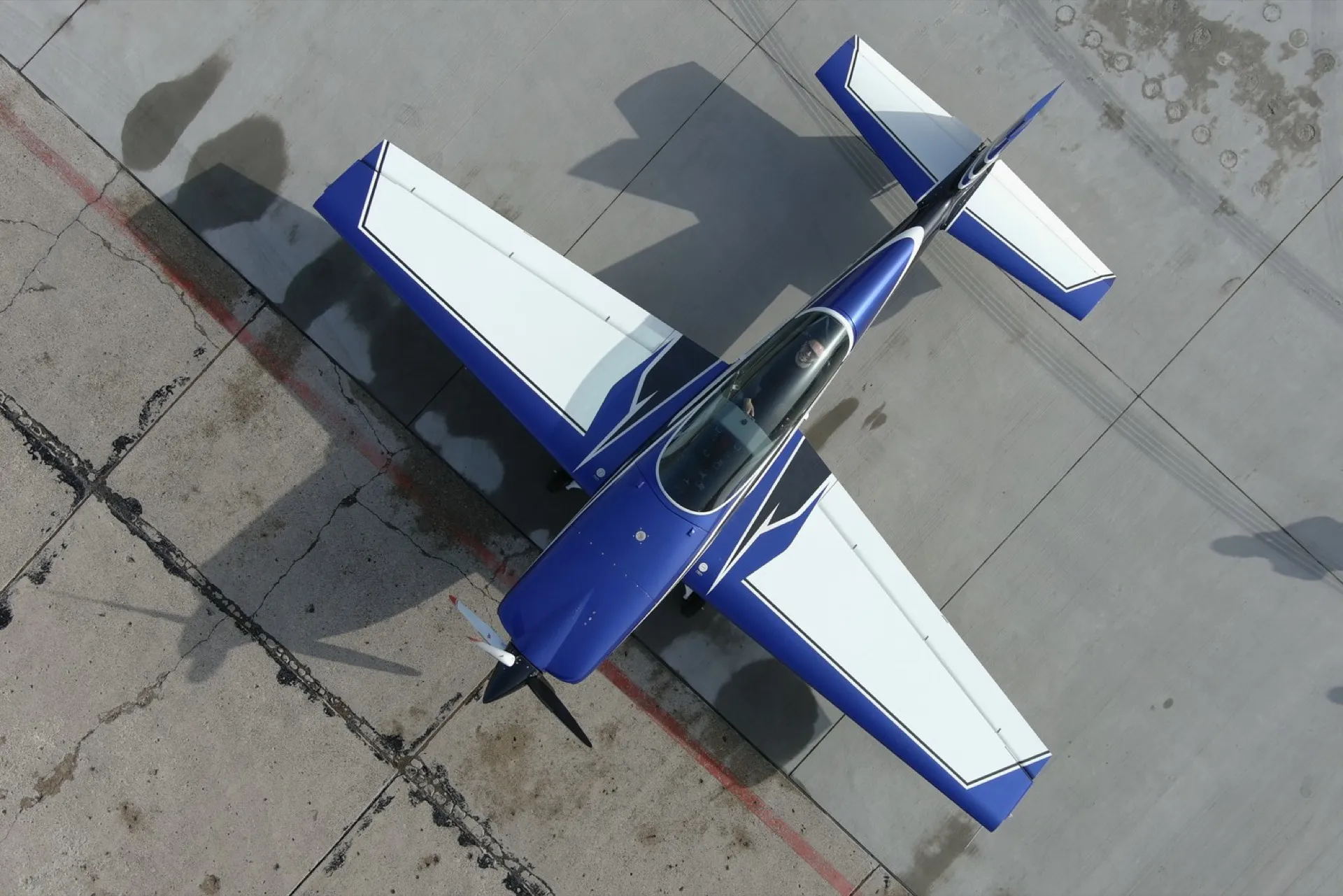 Samolot akrobacyjny Extra 300L SP-EKS używany do lotów akrobacyjnych