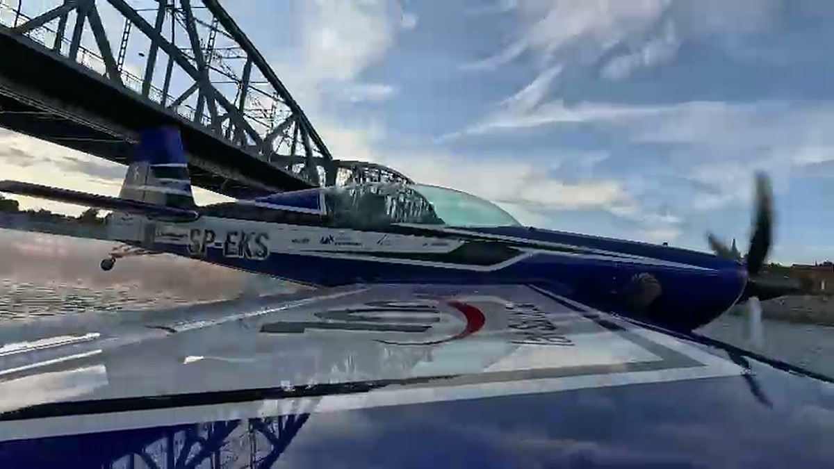 Extra 300L SP-EKS Macieja Kulaszewskiego przy moście nad Wisłą w Toruniu
